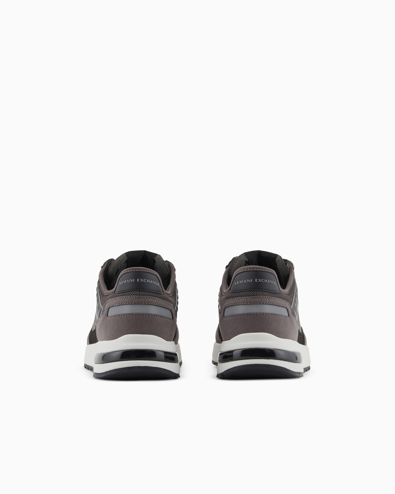 Zapatillas con suela alta y logo Diapositiva 3