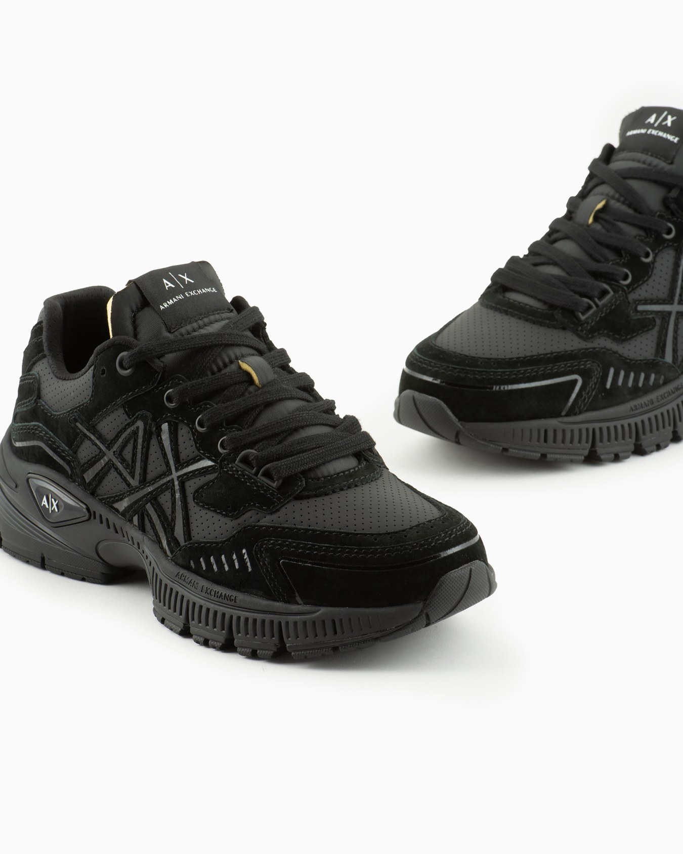Zapatillas gruesas con logo en el lateral y detalles en contraste Diapositiva 4