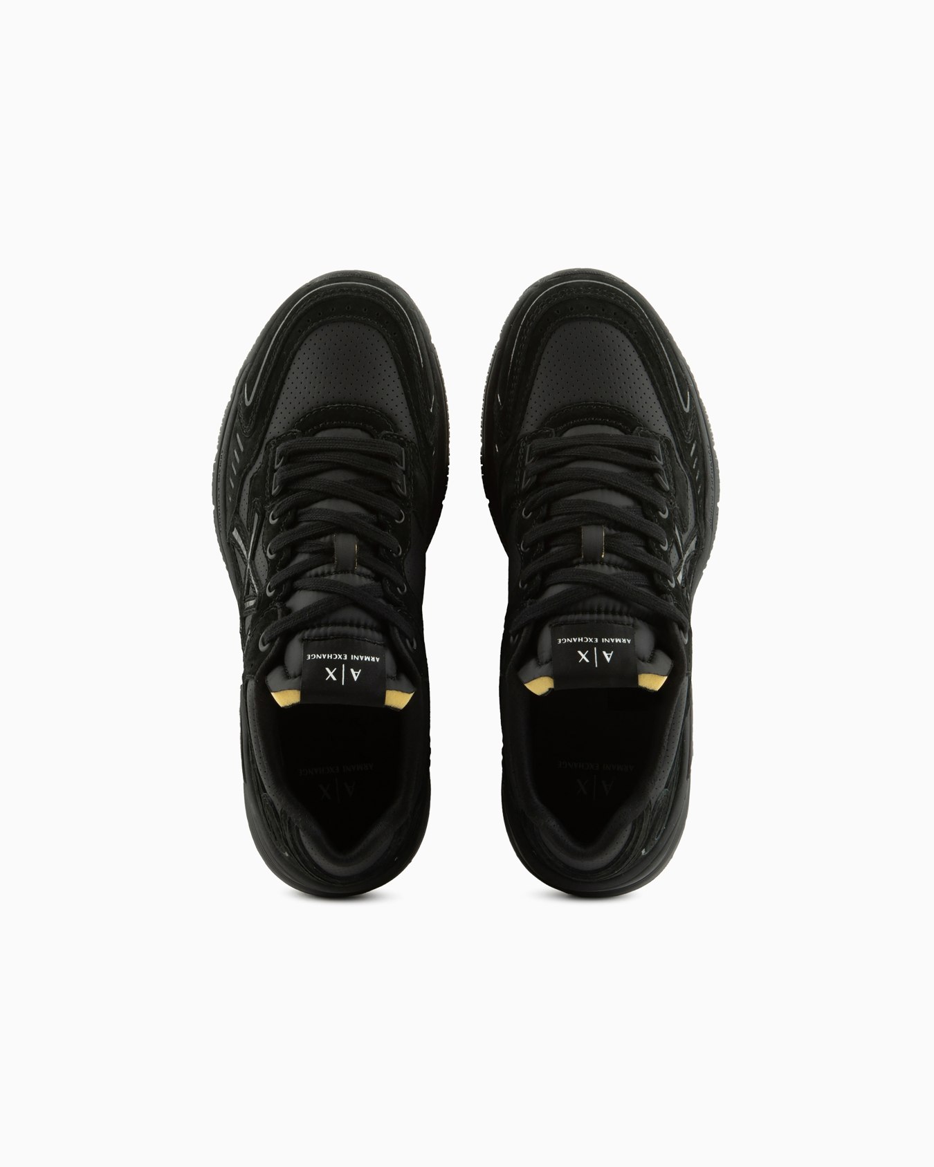Zapatillas gruesas con logo en el lateral y detalles en contraste Diapositiva 2