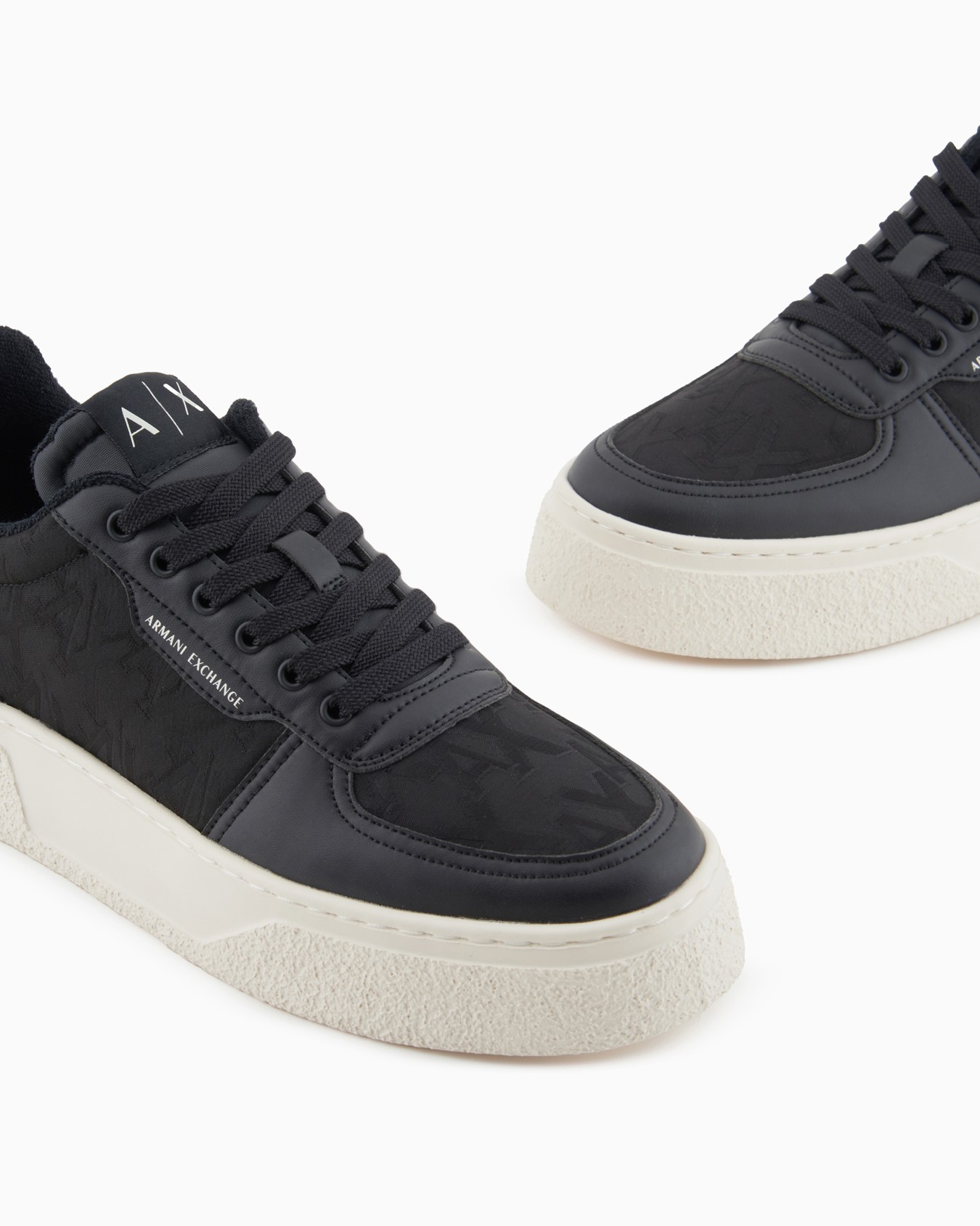 Zapatillas de tela con logo por toda la prenda Diapositiva 4