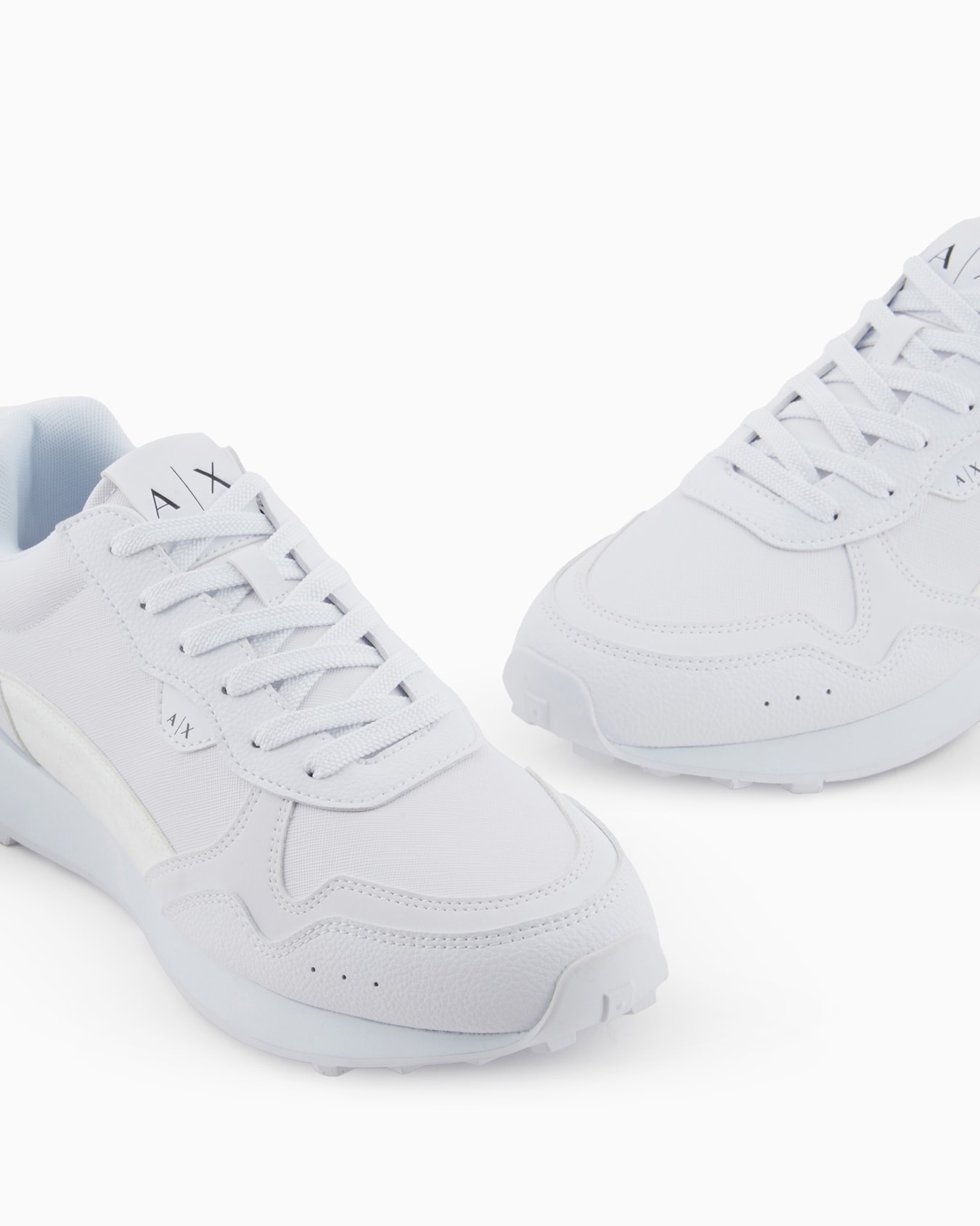 Sneakers with tone-on-tone inserts Slide 4