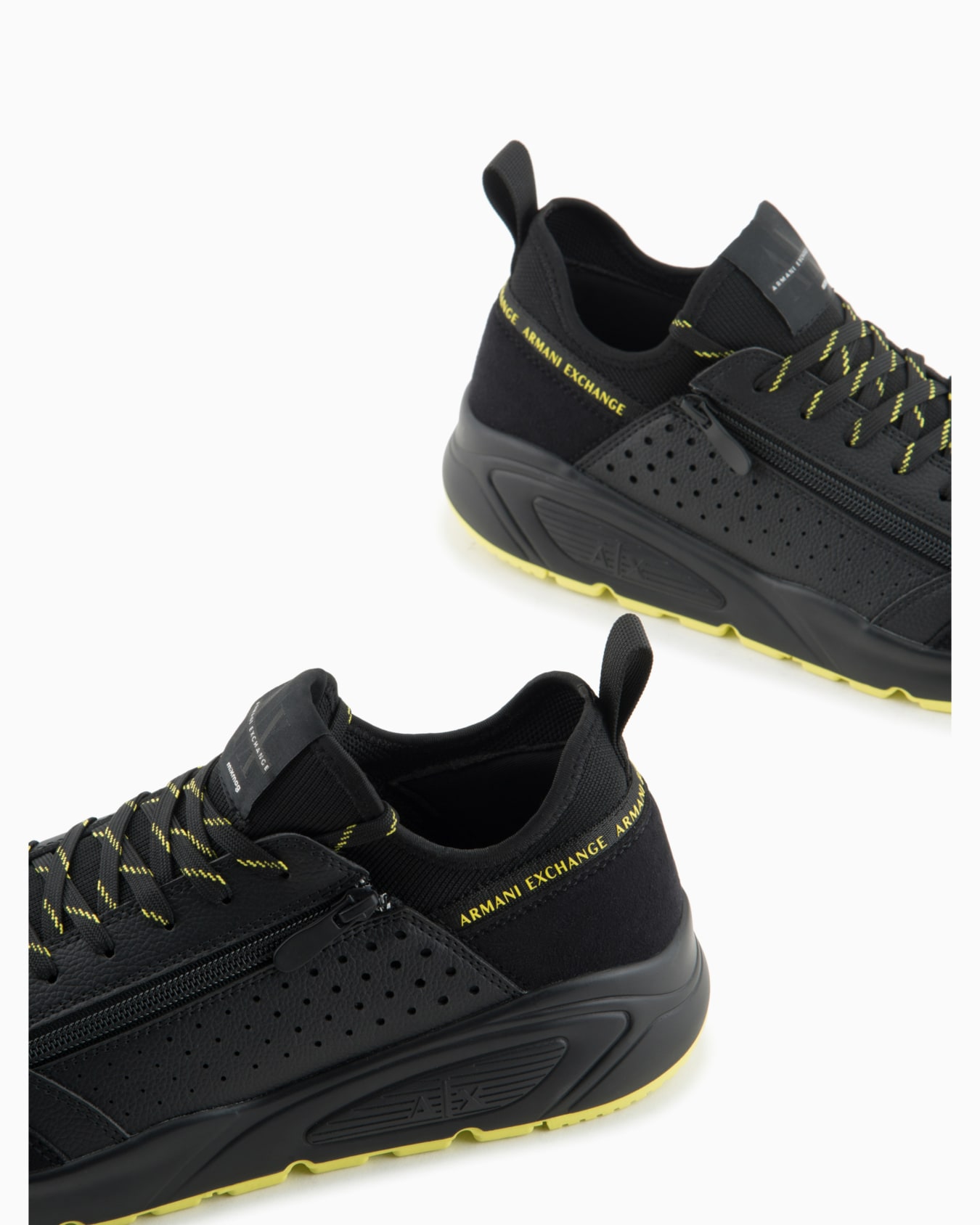 Sneakers with logo Diapositiva 4