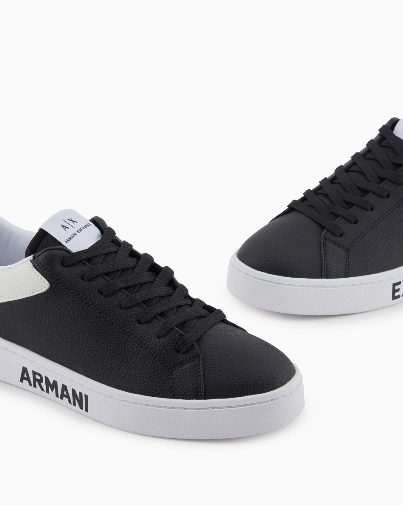 Zapatillas de piel con logo en la suela. Diapositiva 4