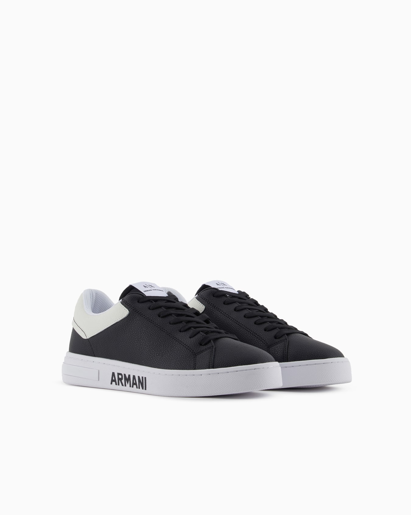Zapatillas de piel con logo en la suela. Diapositiva 1