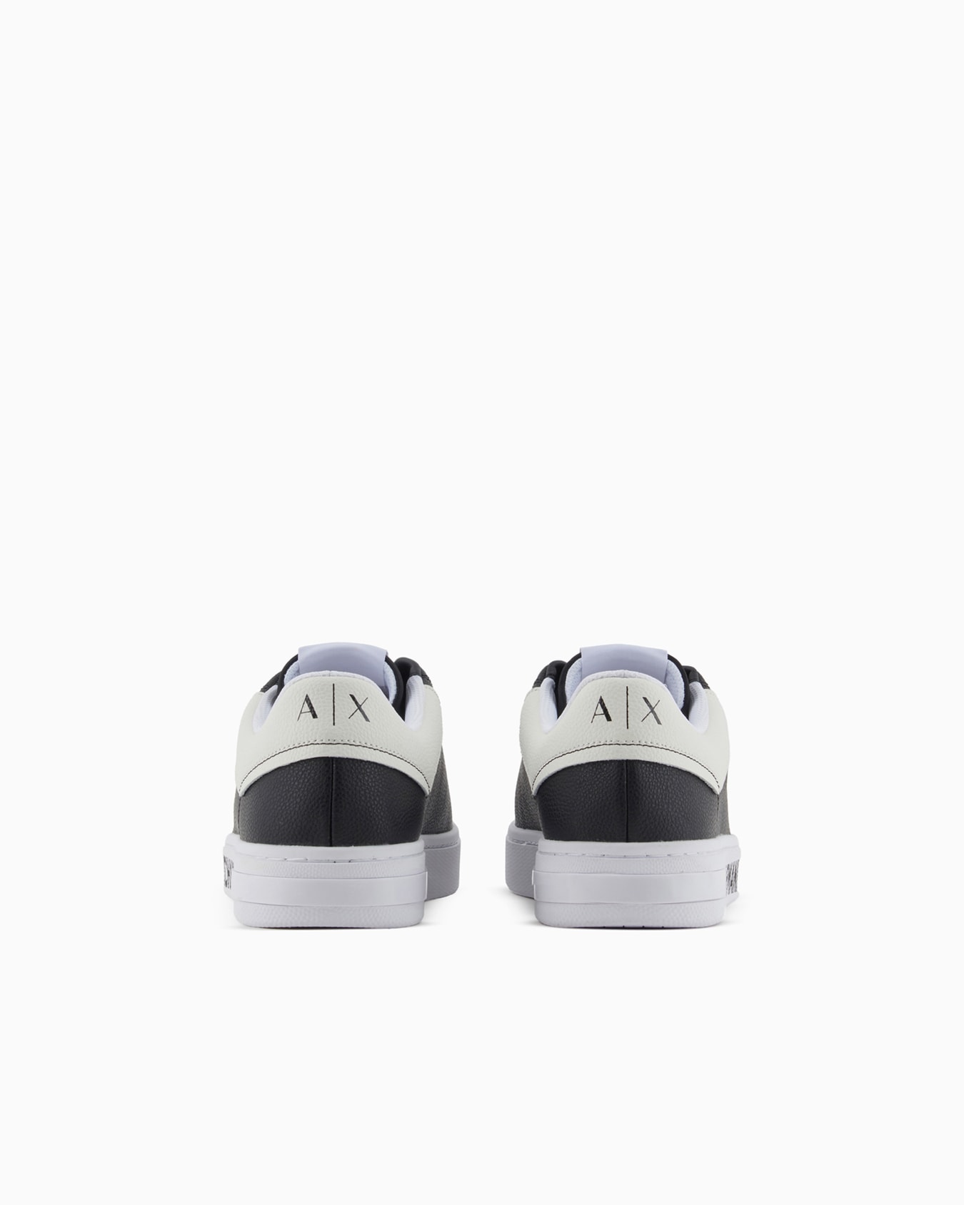 Zapatillas de piel con logo en la suela. Diapositiva 3