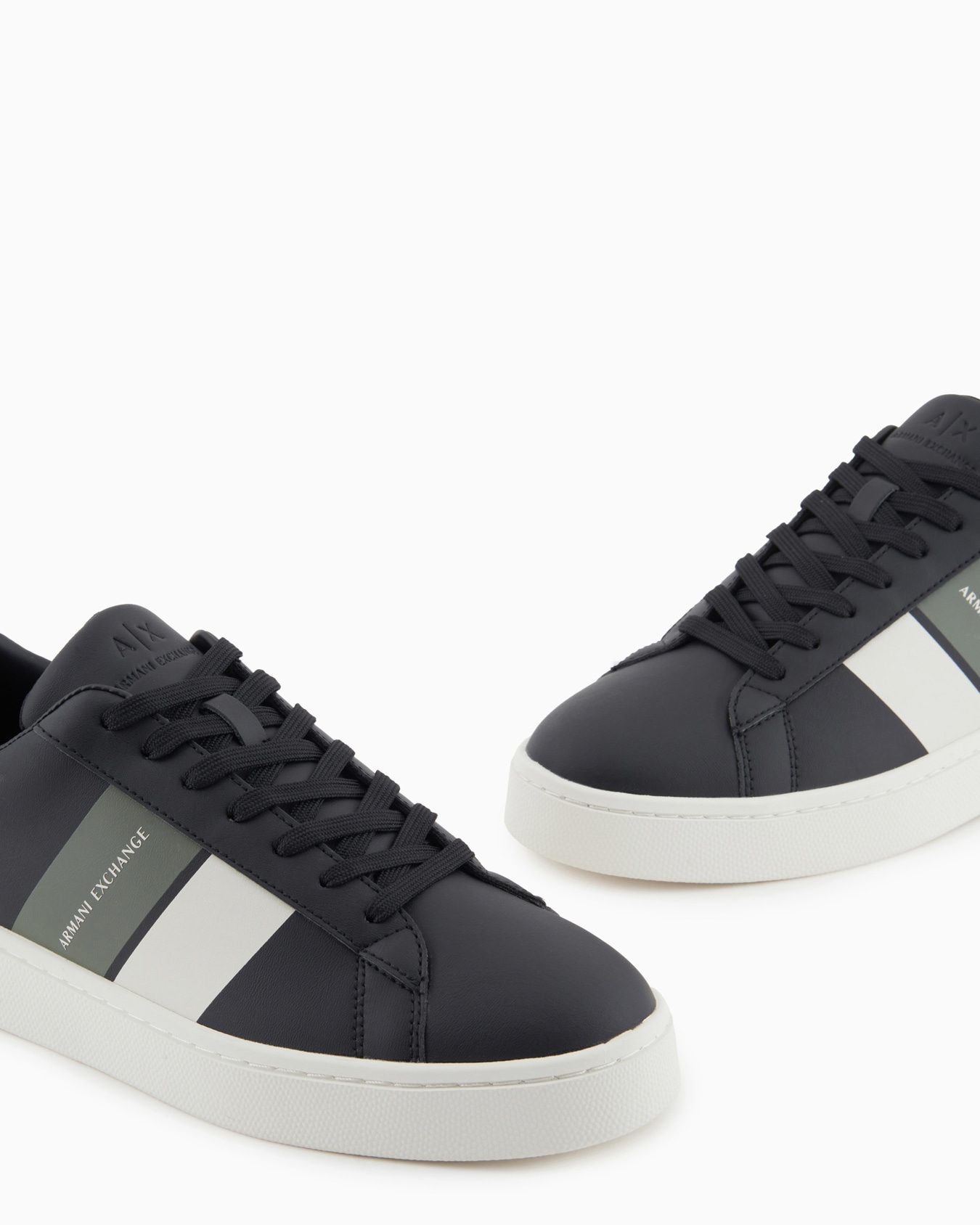 Zapatillas con bandas laterales en contraste Diapositiva 4