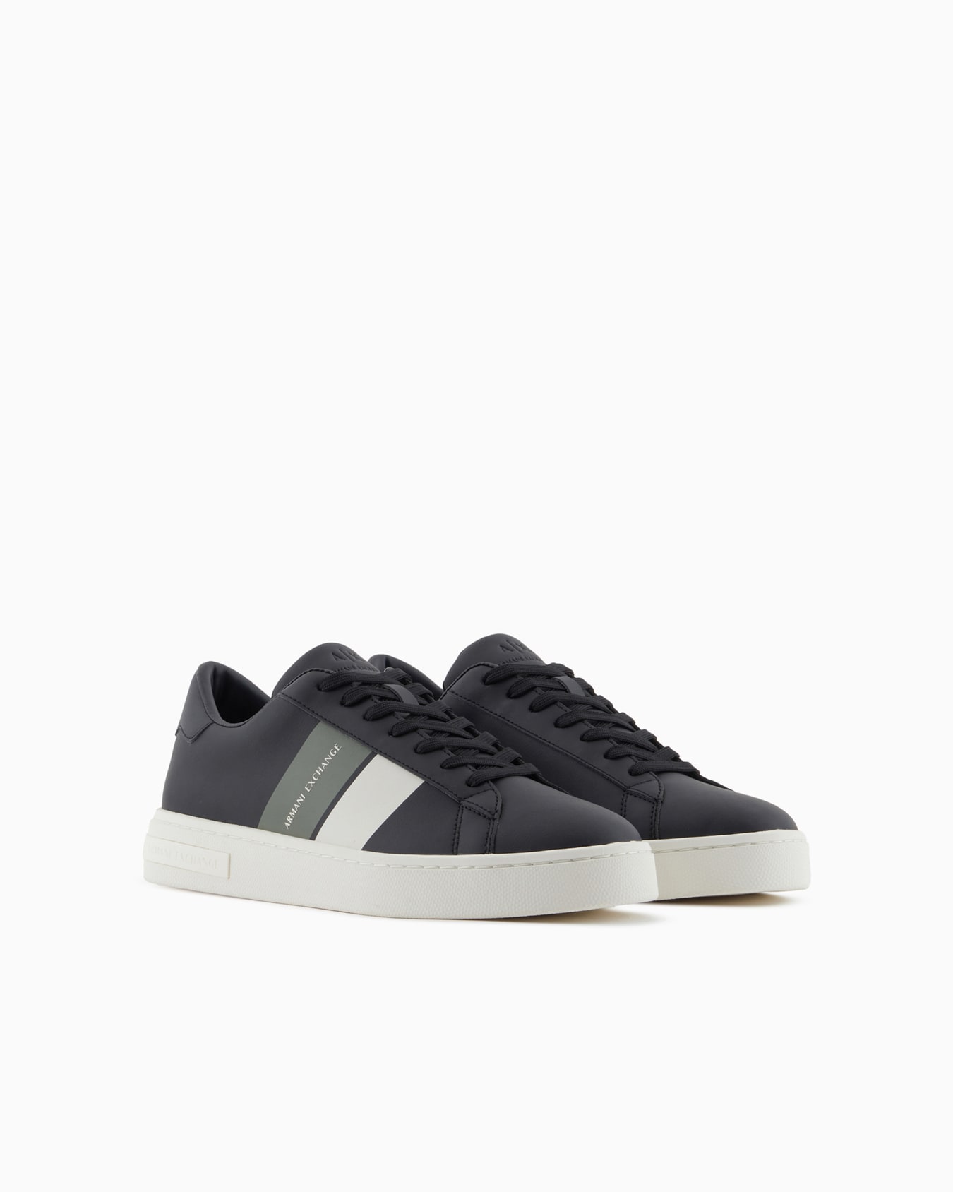 Zapatillas con bandas laterales en contraste Diapositiva 1