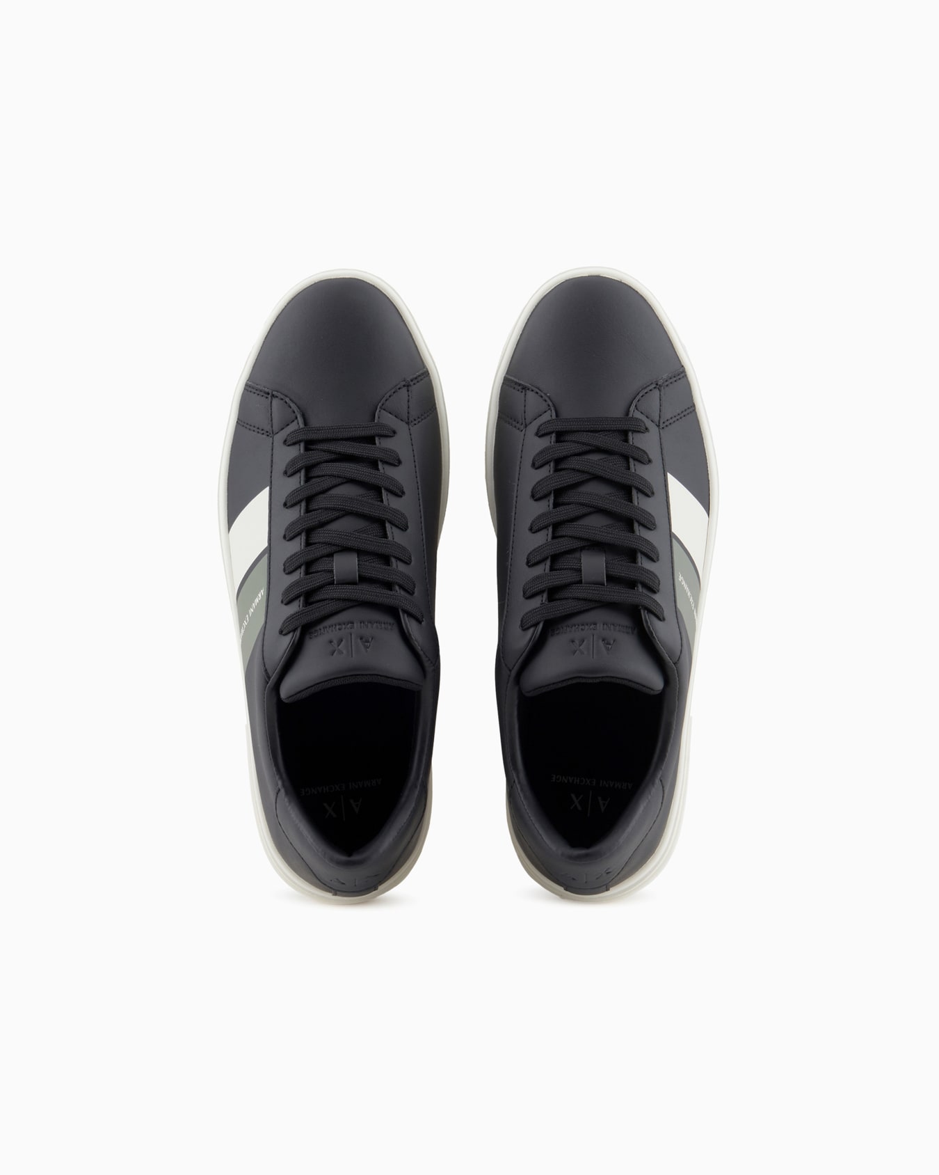 Zapatillas con bandas laterales en contraste Diapositiva 2