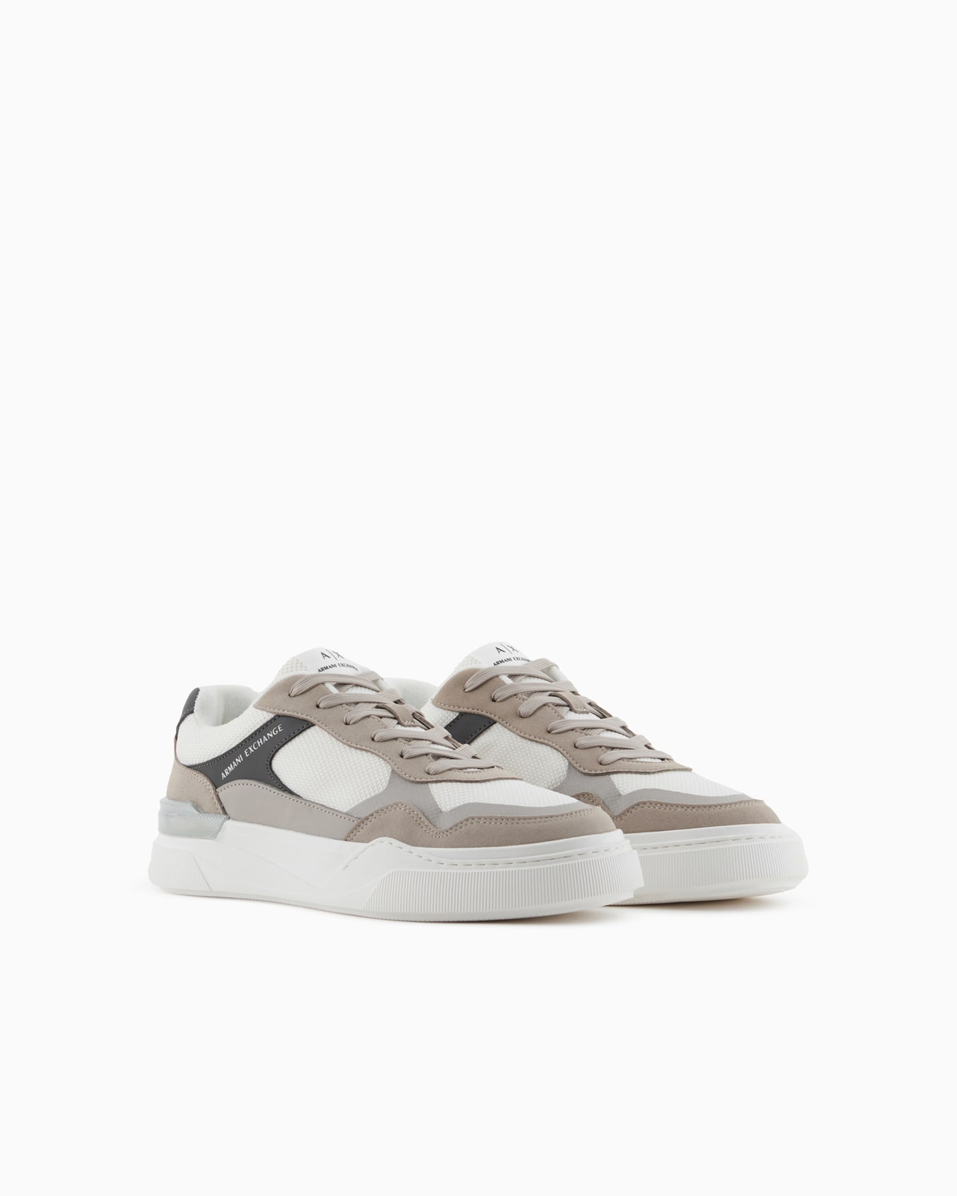 Zapatillas con cordones en material combinado. Diapositiva 1