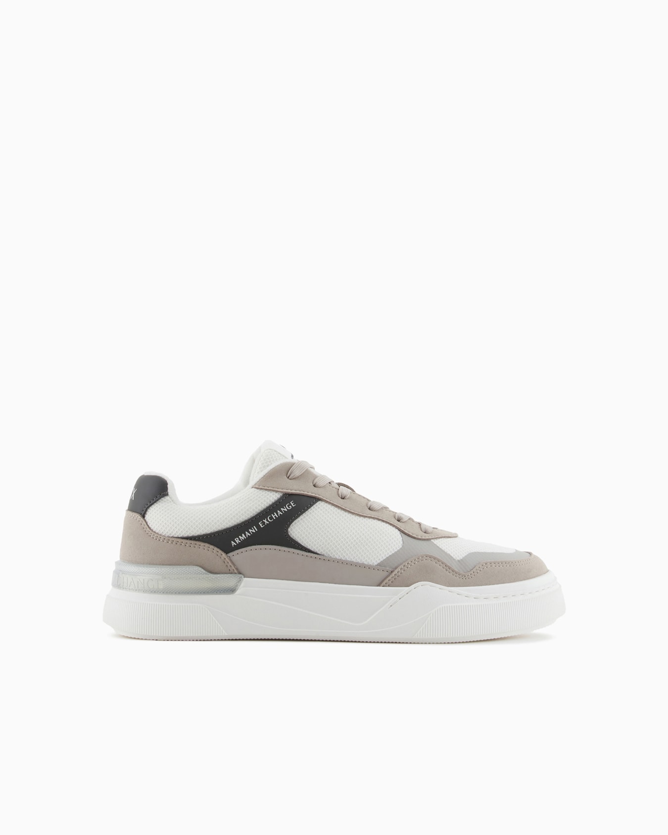 Zapatillas con cordones en material combinado. Diapositiva 0