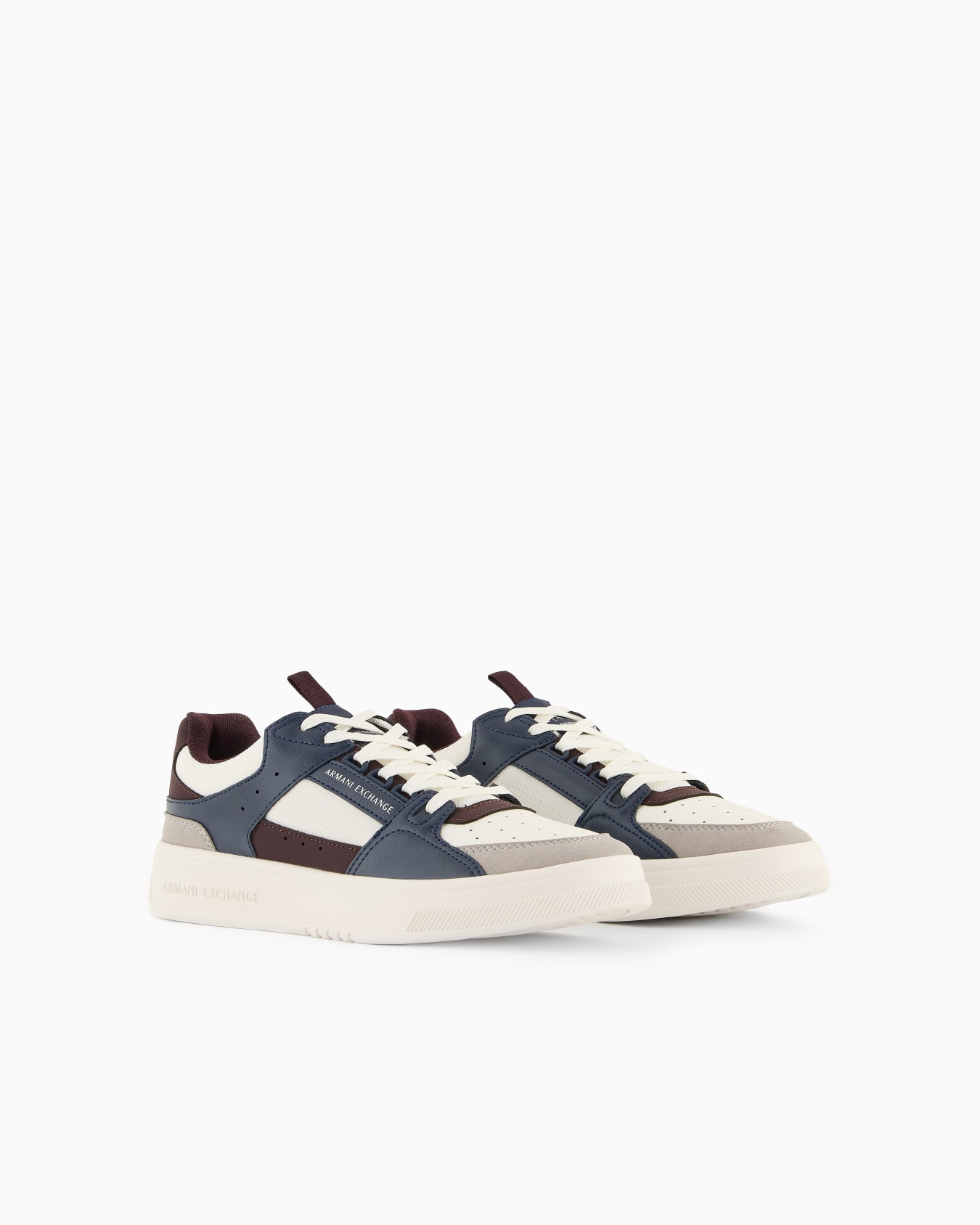 Zapatillas con inserciones de ante en contraste. Diapositiva 1