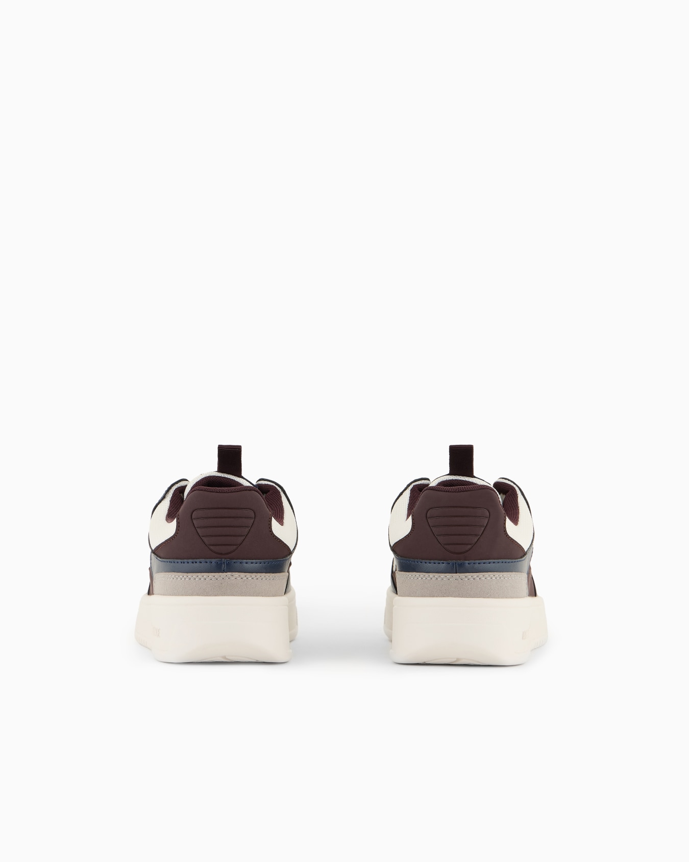 Zapatillas con inserciones de ante en contraste. Diapositiva 3