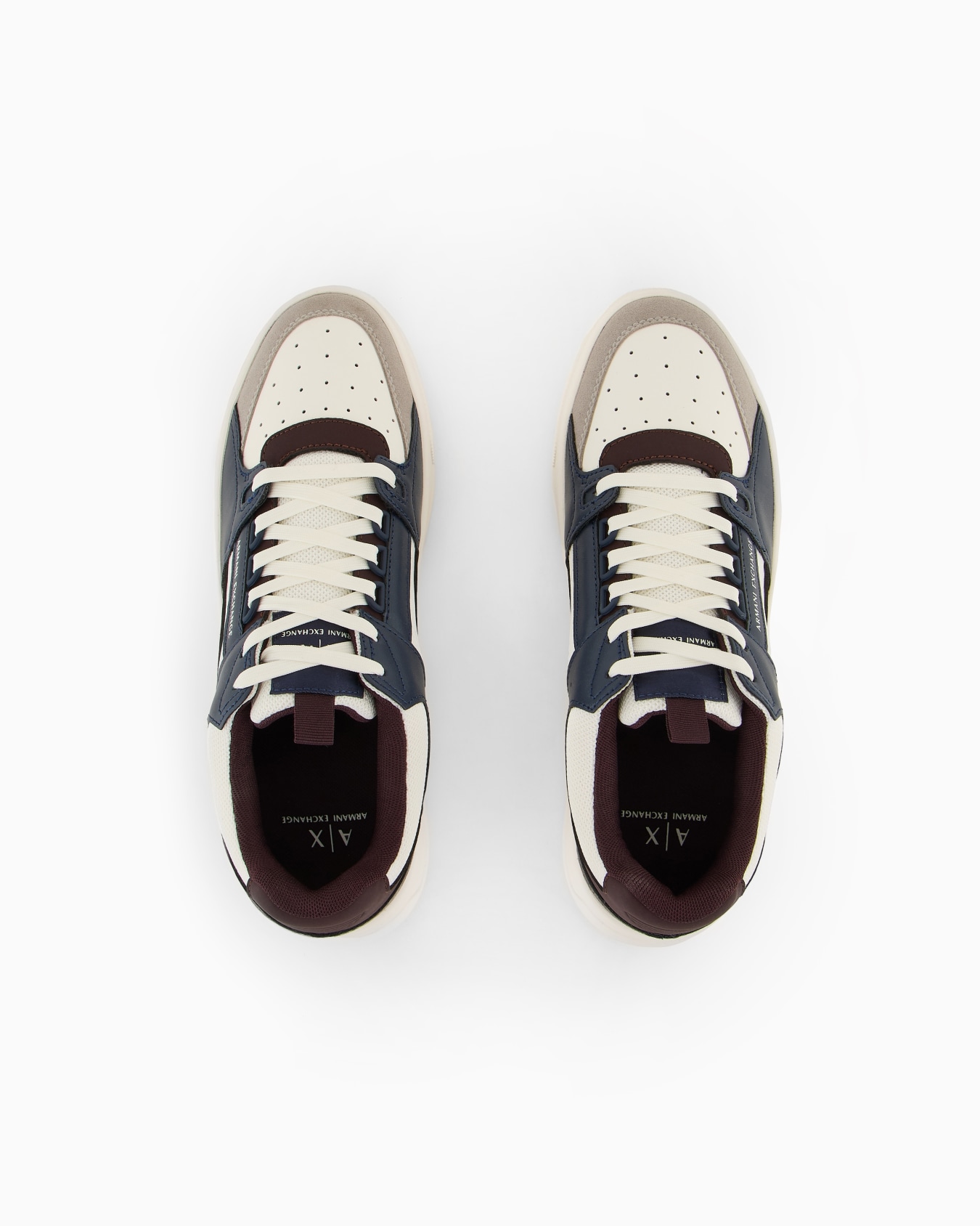 Zapatillas con inserciones de ante en contraste. Diapositiva 2