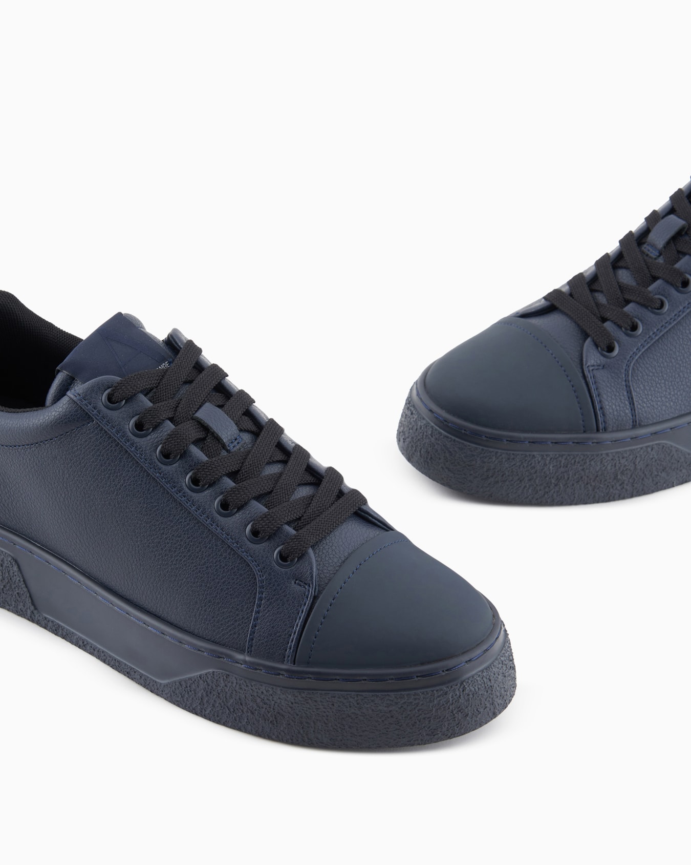 Basic sneakers in solid color Slide 4
