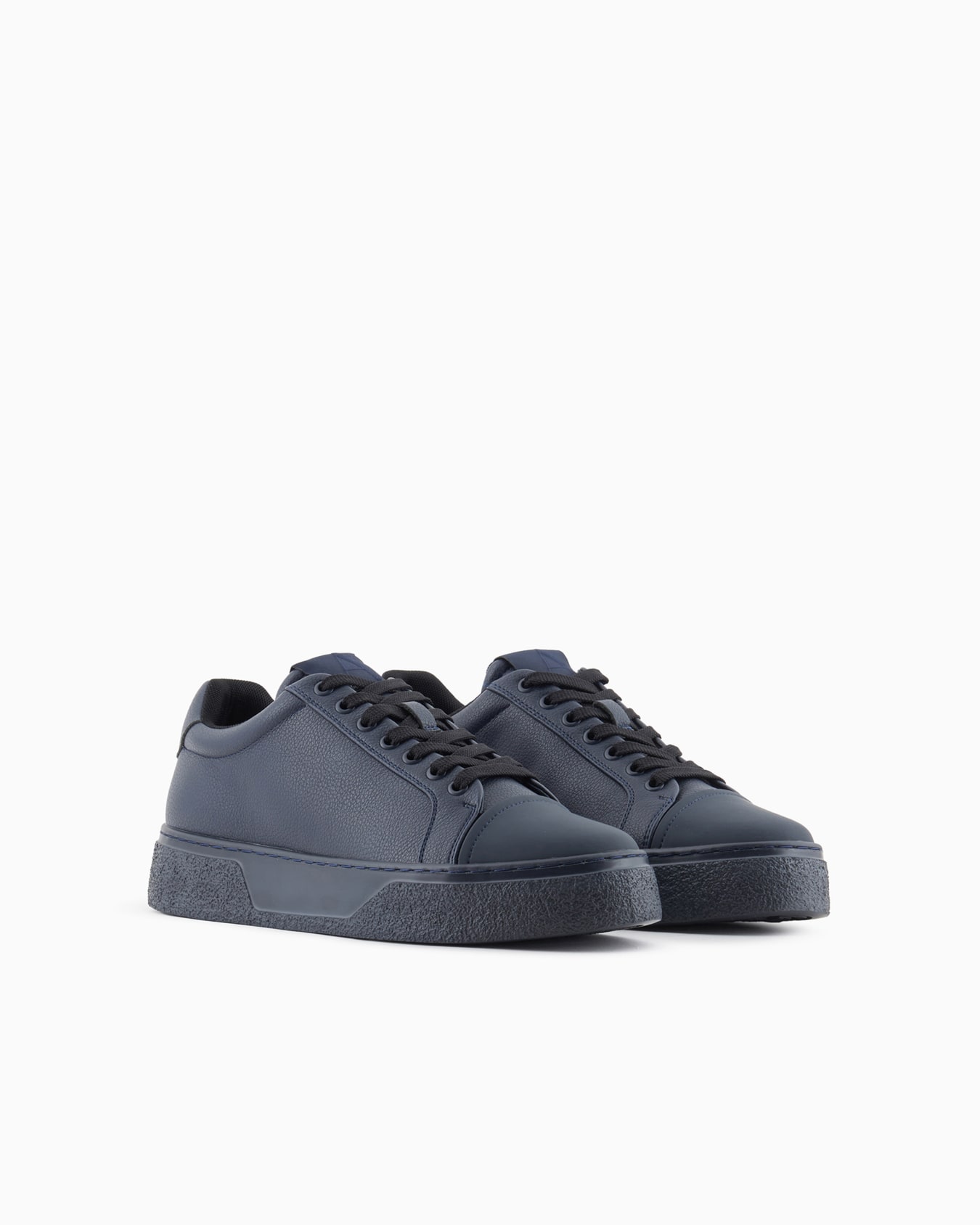 Basic sneakers in solid color Slide 1