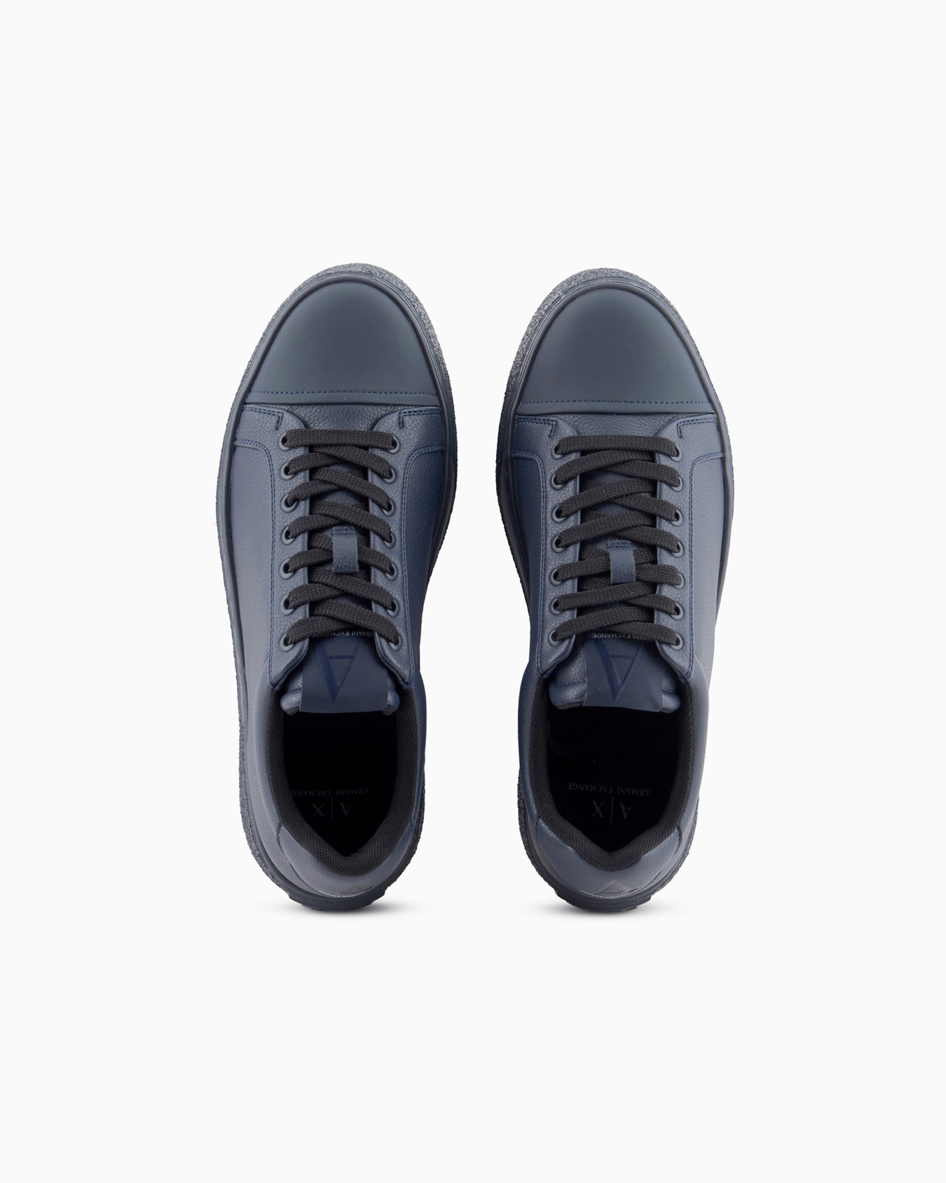 Basic sneakers in solid color Slide 2