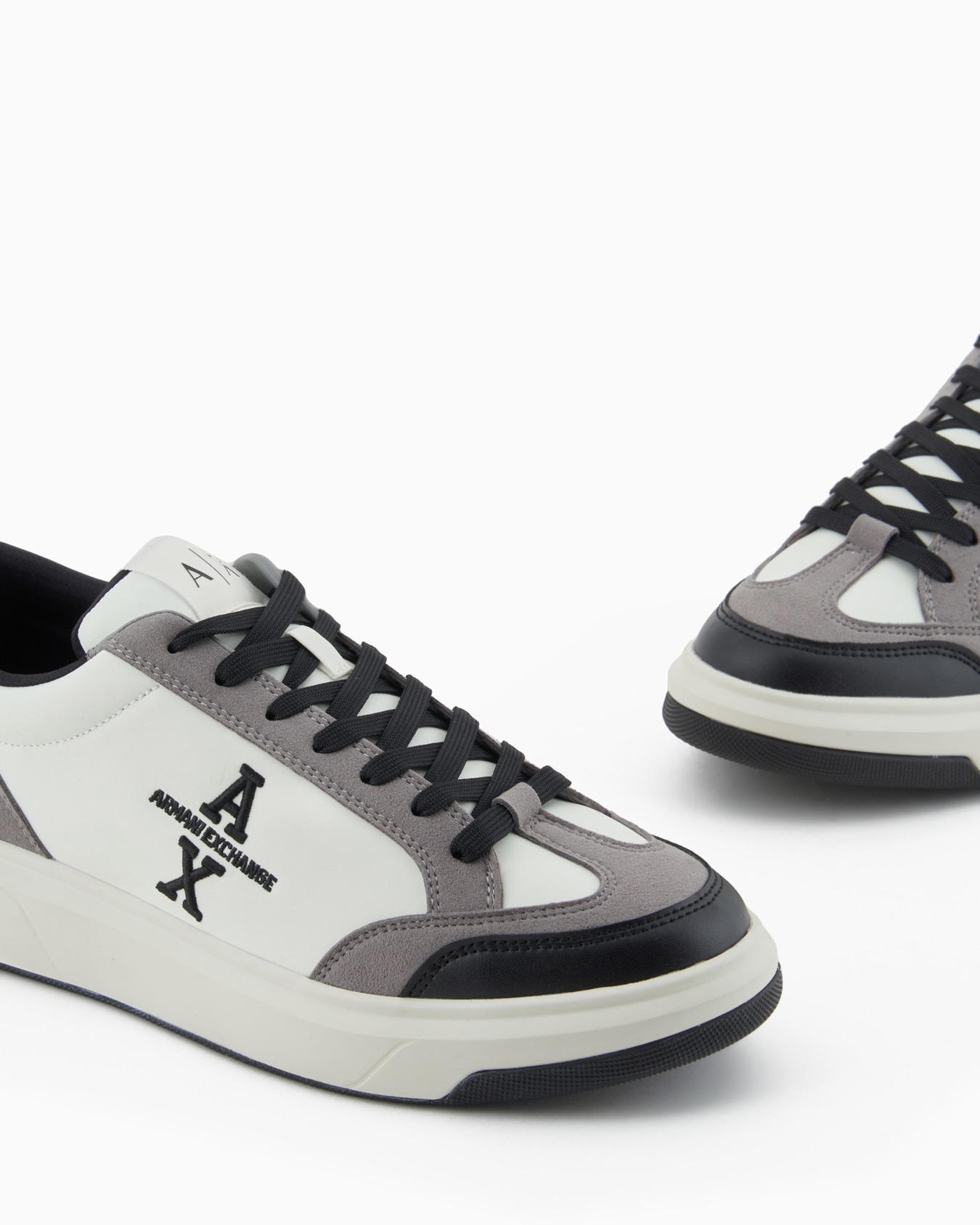 Zapatillas con detalles en contraste y logo lateral. Diapositiva 4