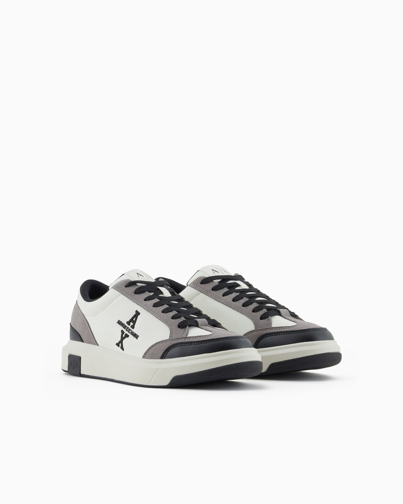 Zapatillas con detalles en contraste y logo lateral. Diapositiva 1