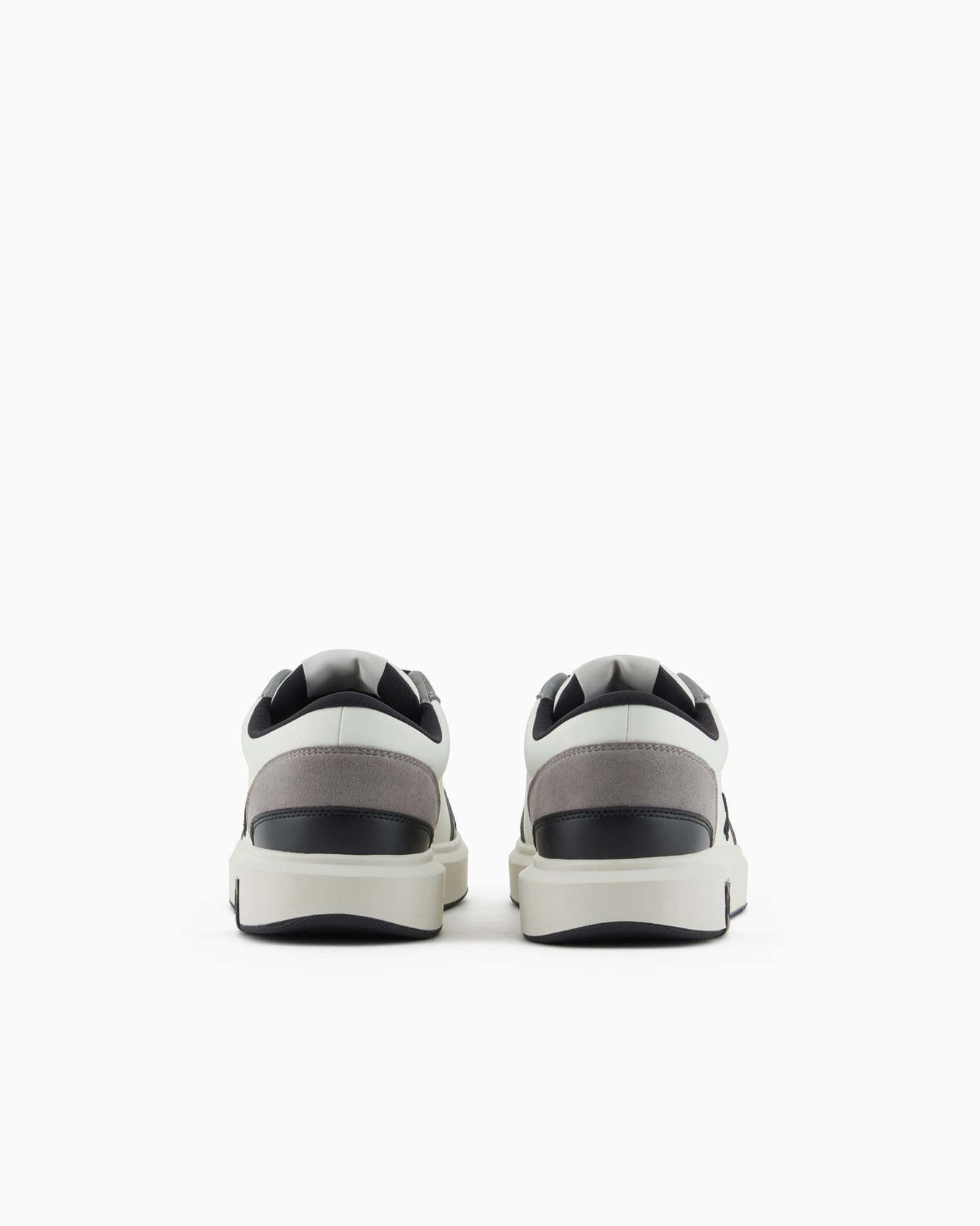 Zapatillas con detalles en contraste y logo lateral. Diapositiva 3