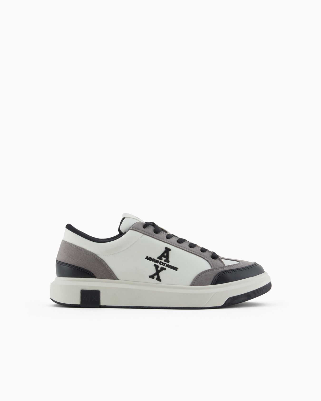 Zapatillas con detalles en contraste y logo lateral. Diapositiva 0