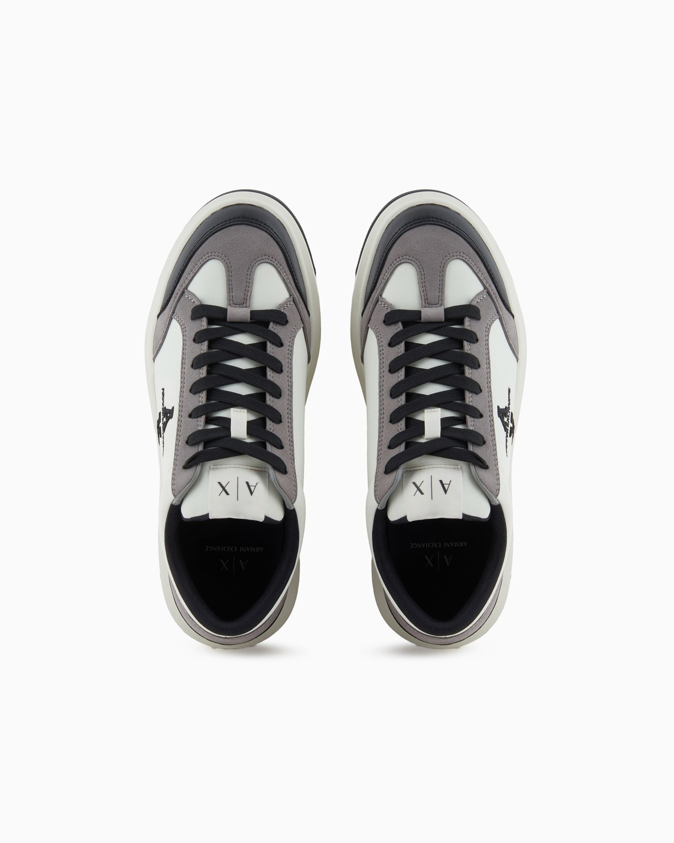 Zapatillas con detalles en contraste y logo lateral. Diapositiva 2