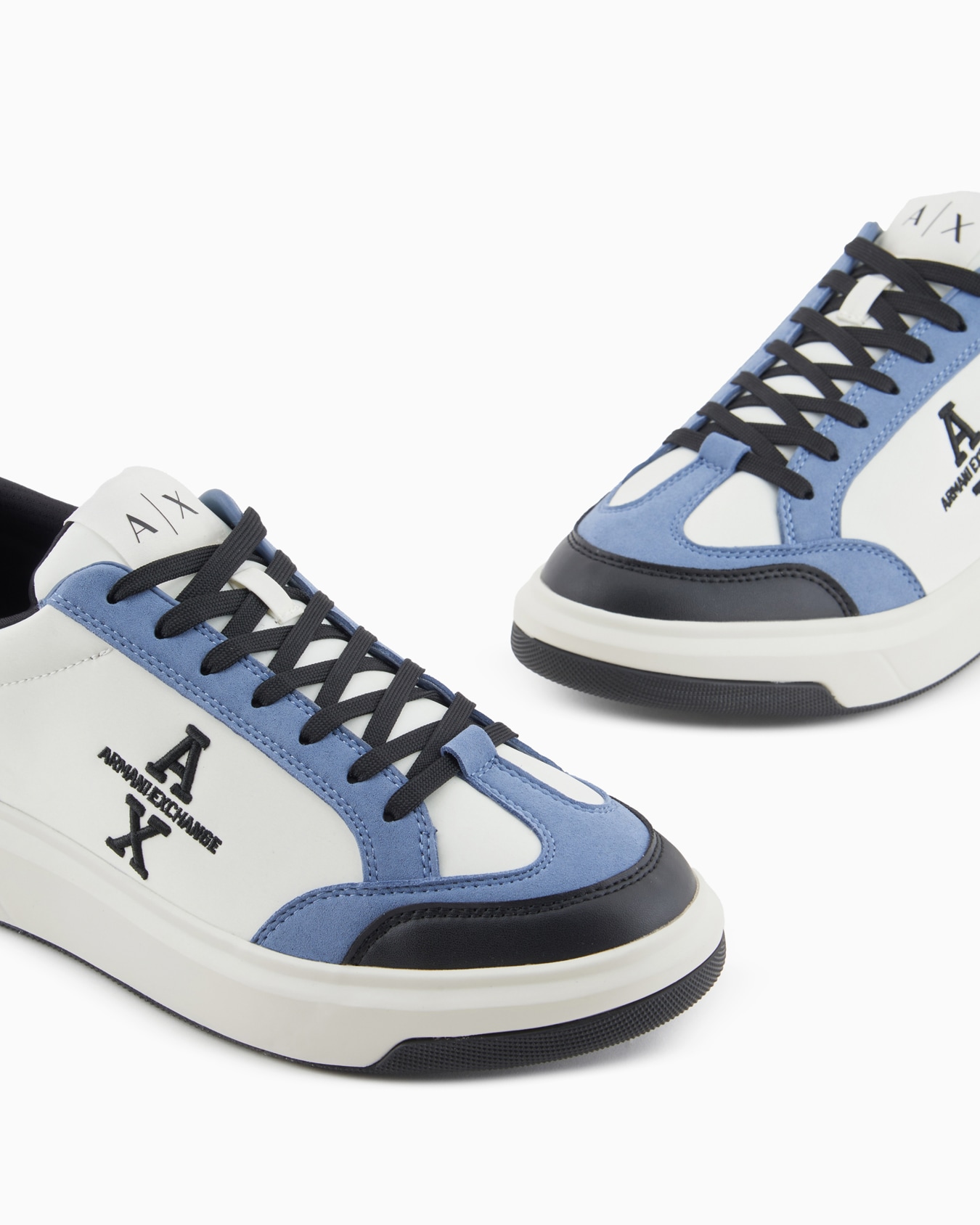 Sneakers with contrasting details and side logo Slide 4