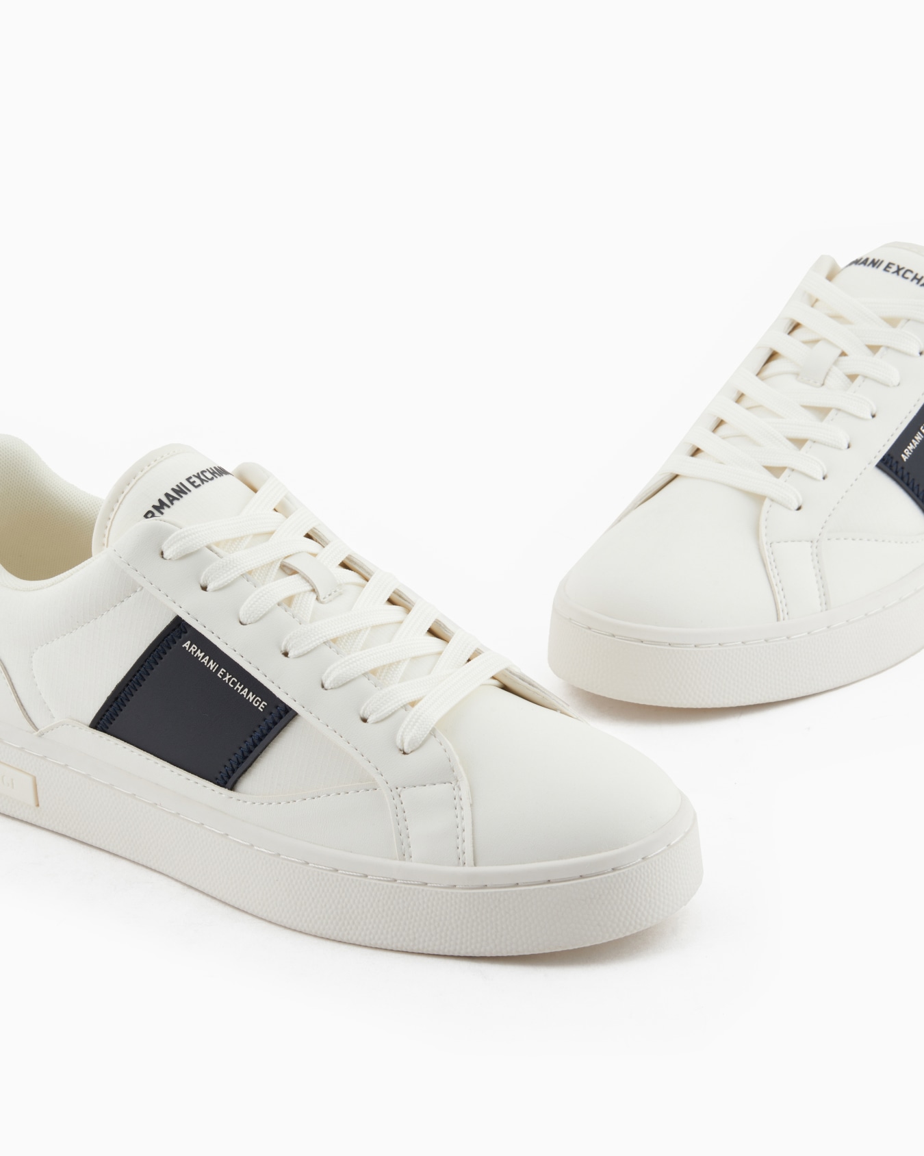 Zapatillas con banda lateral en contraste Diapositiva 4