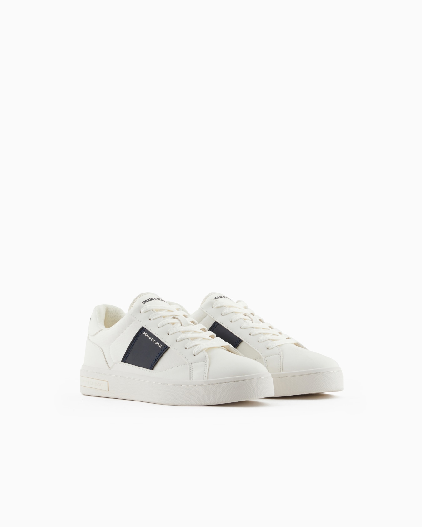 Zapatillas con banda lateral en contraste Diapositiva 1