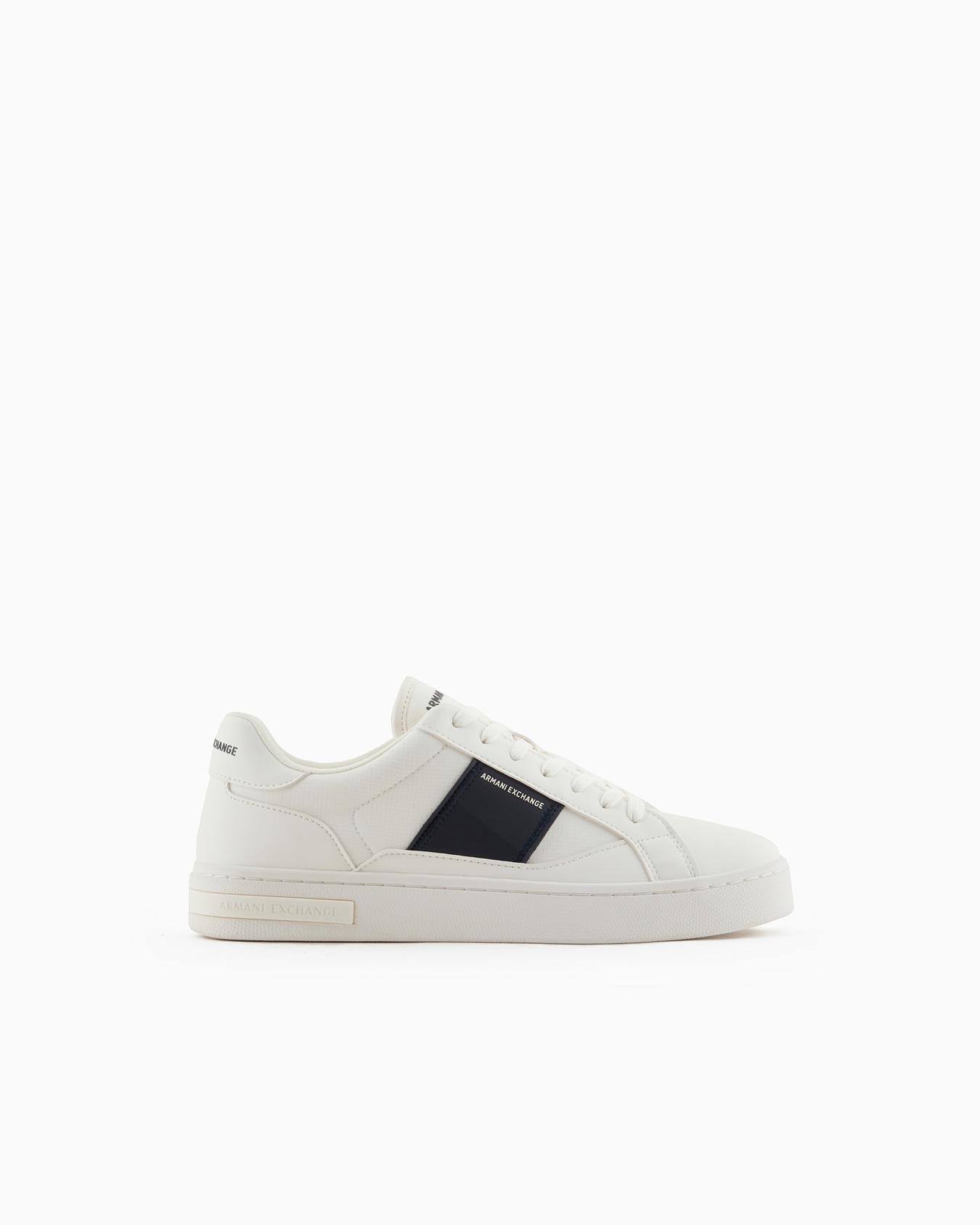 Zapatillas con banda lateral en contraste Diapositiva 0