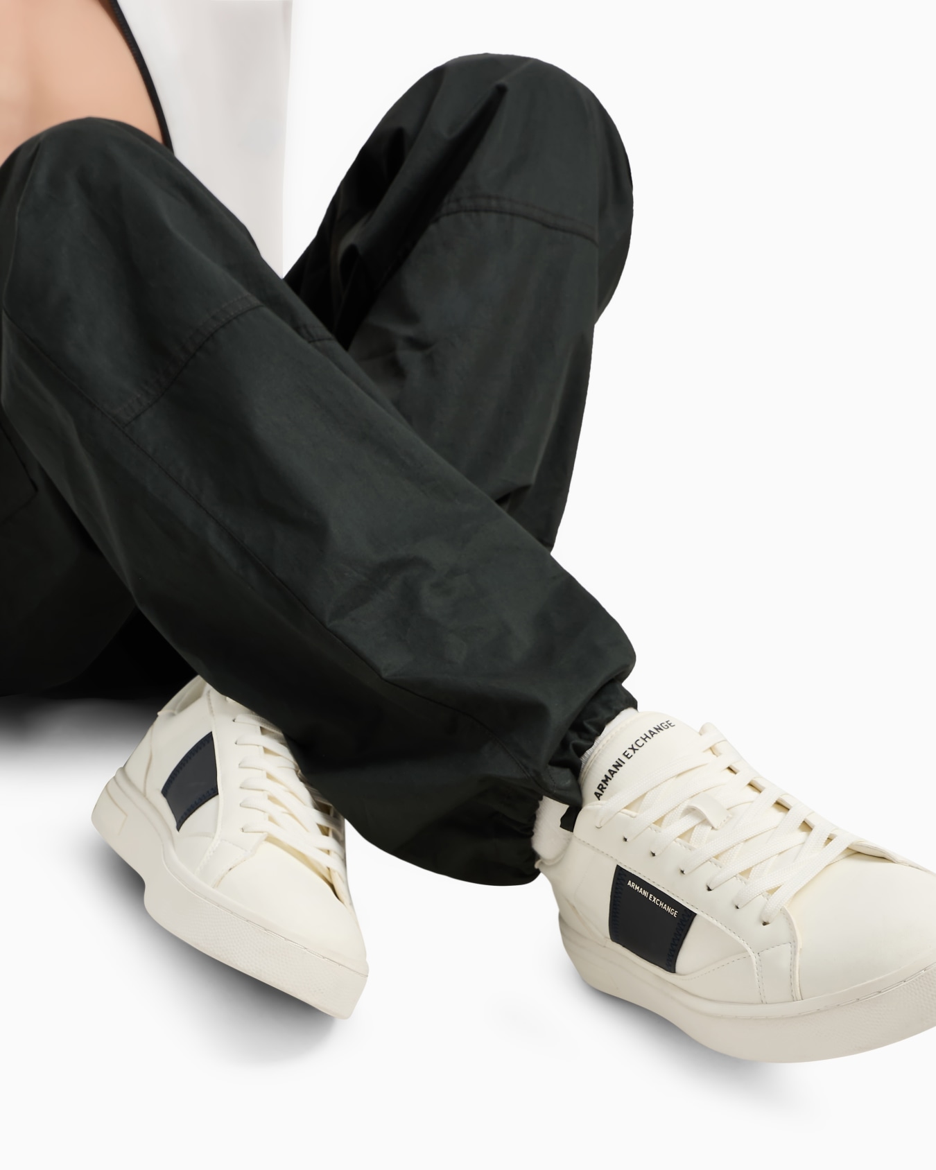 Zapatillas con banda lateral en contraste Diapositiva 7