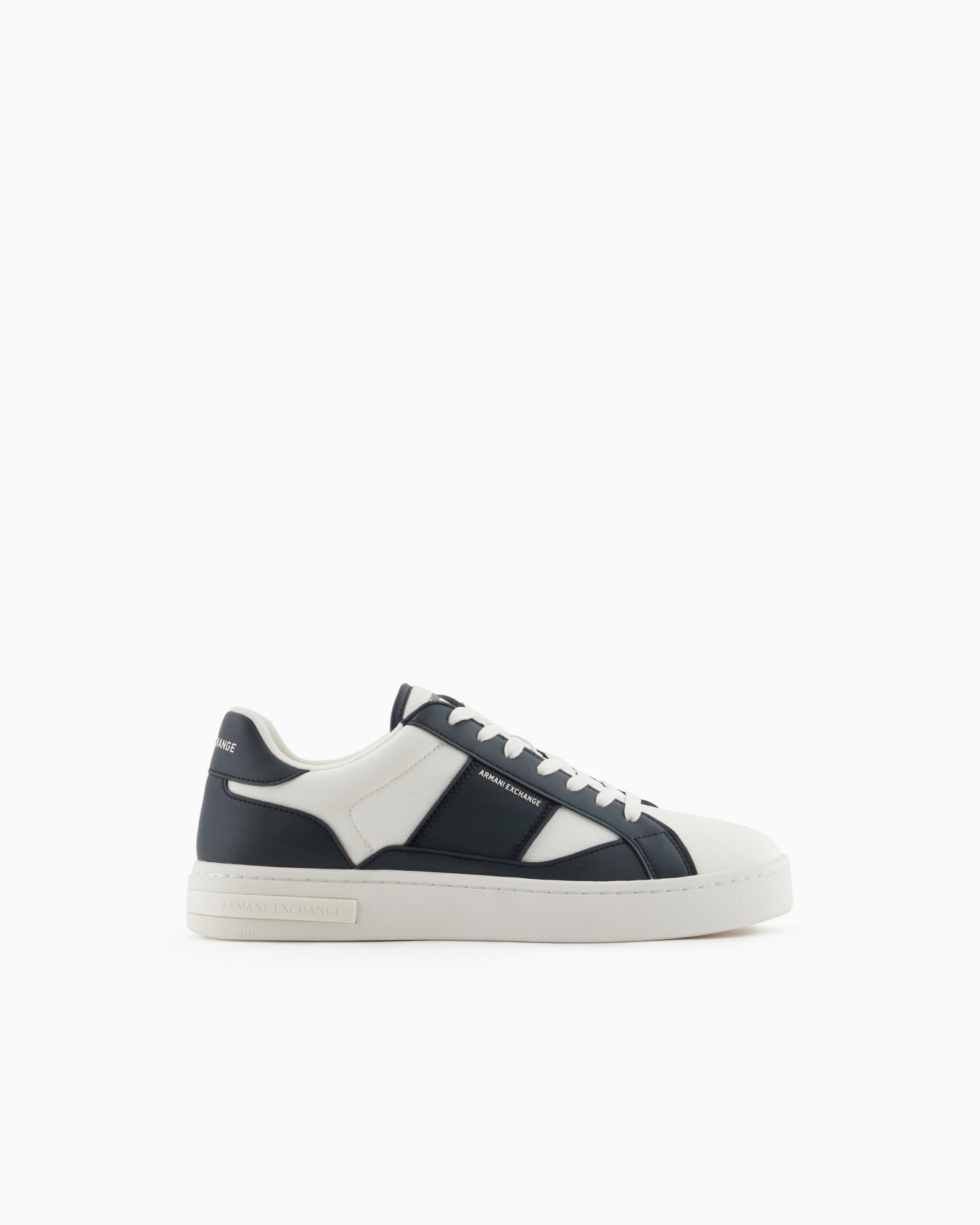 Sneakers with contrasting side band Slide 0