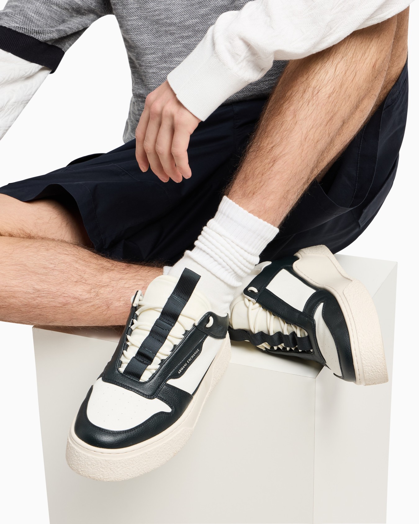 Sneakers in eco-leather with elastic laces Slide 7
