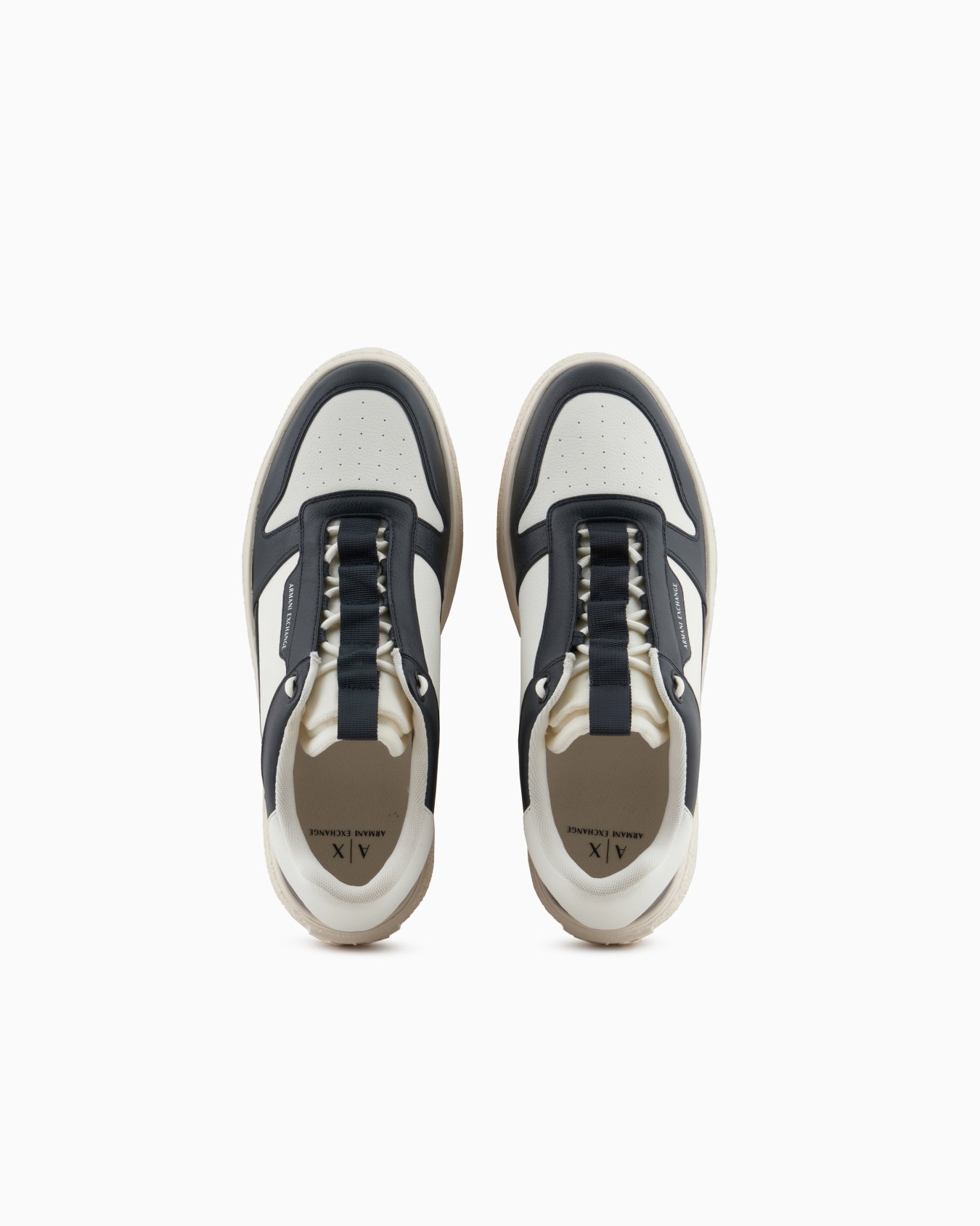 Sneakers in eco-leather with elastic laces Slide 2