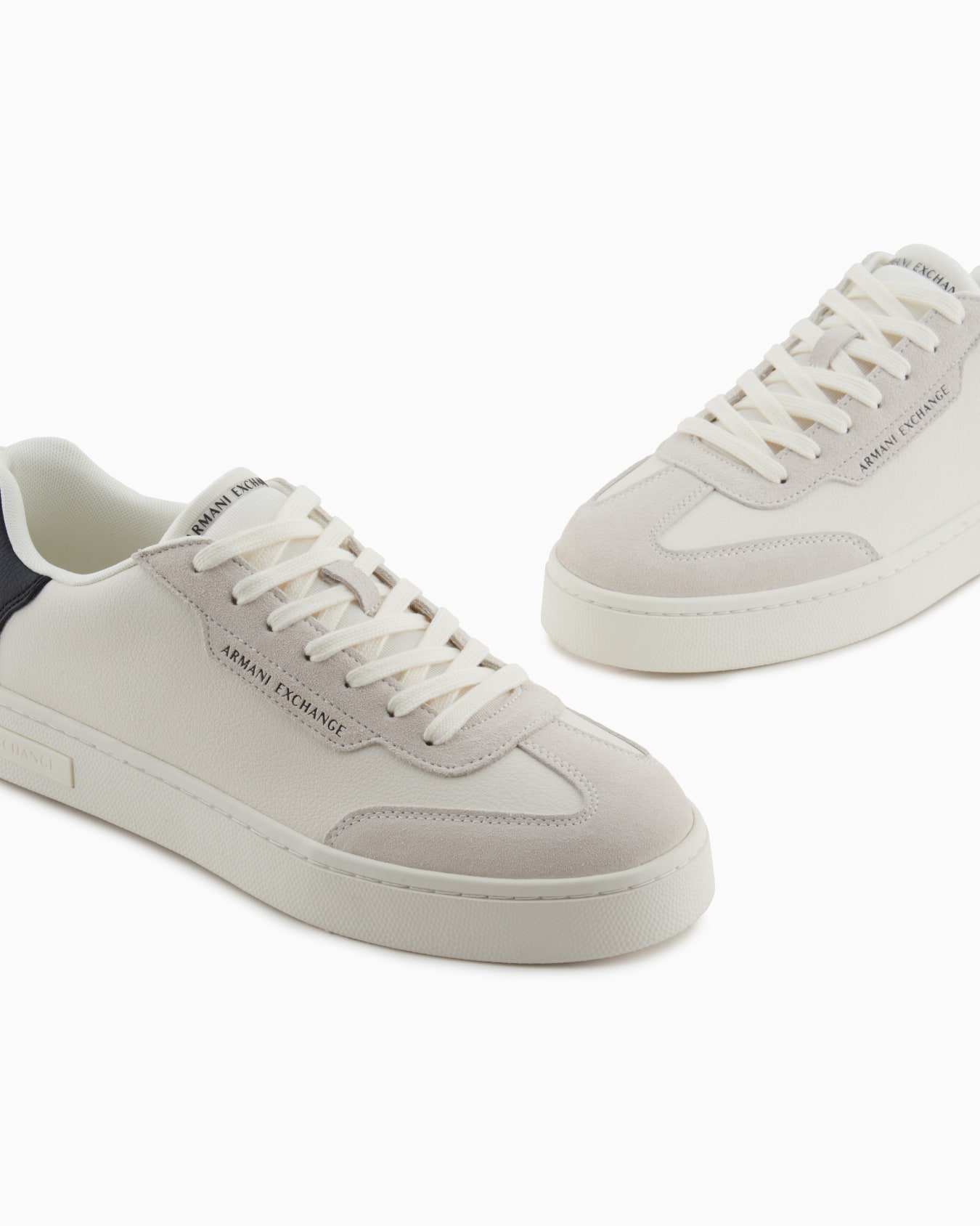 Sneakers with contrasting inserts Slide 4