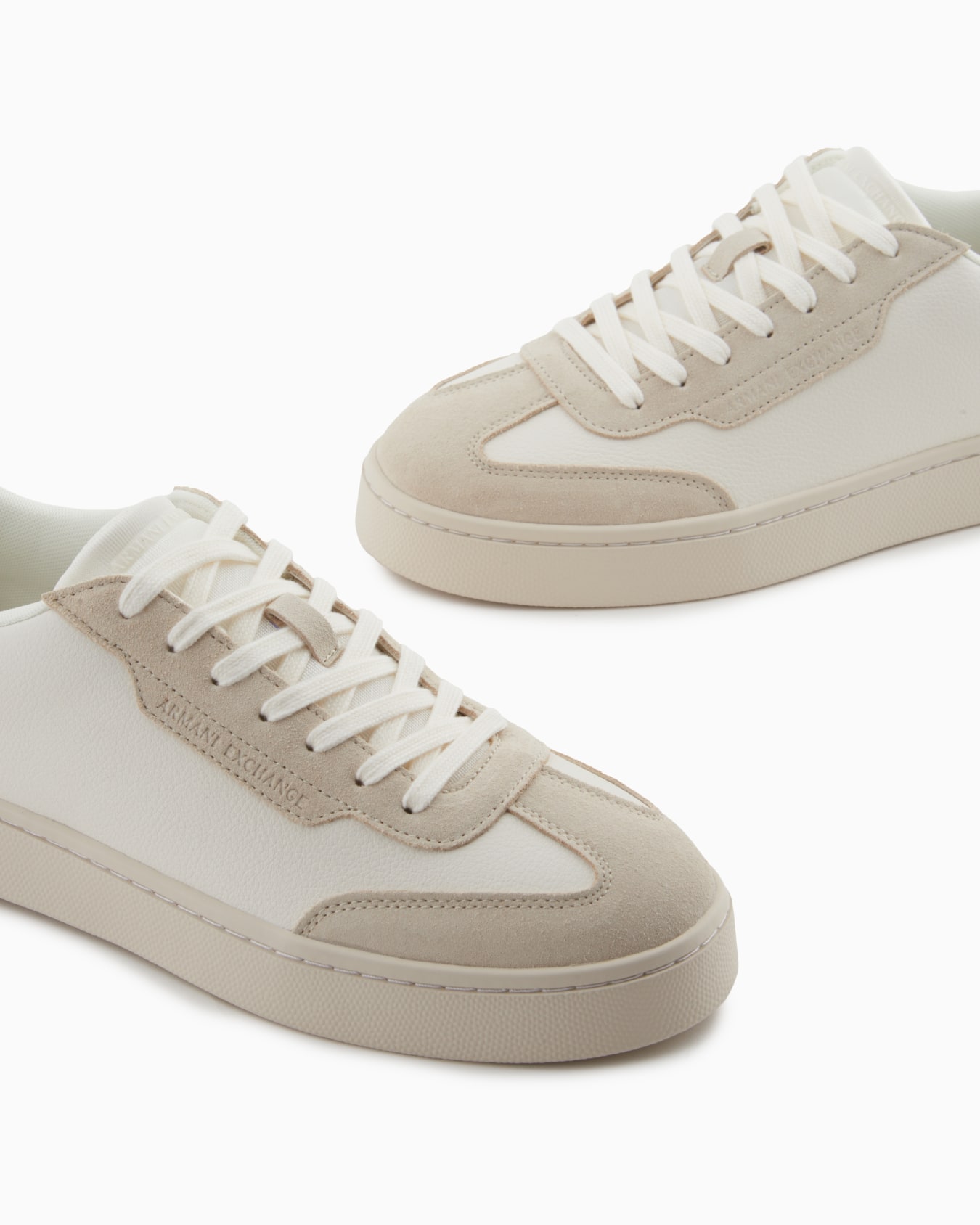 Sneakers with contrasting inserts Slide 4