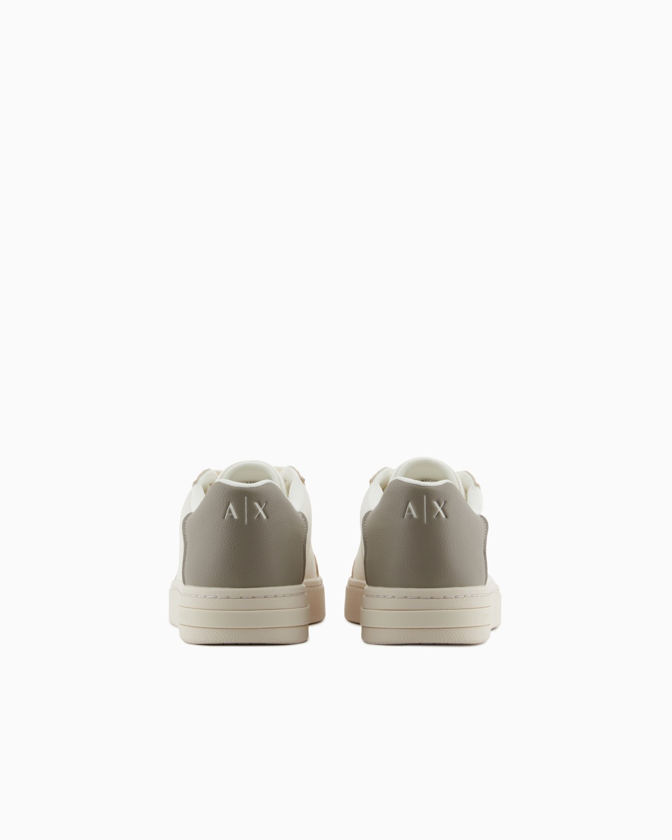 Sneakers with contrasting inserts Slide 3