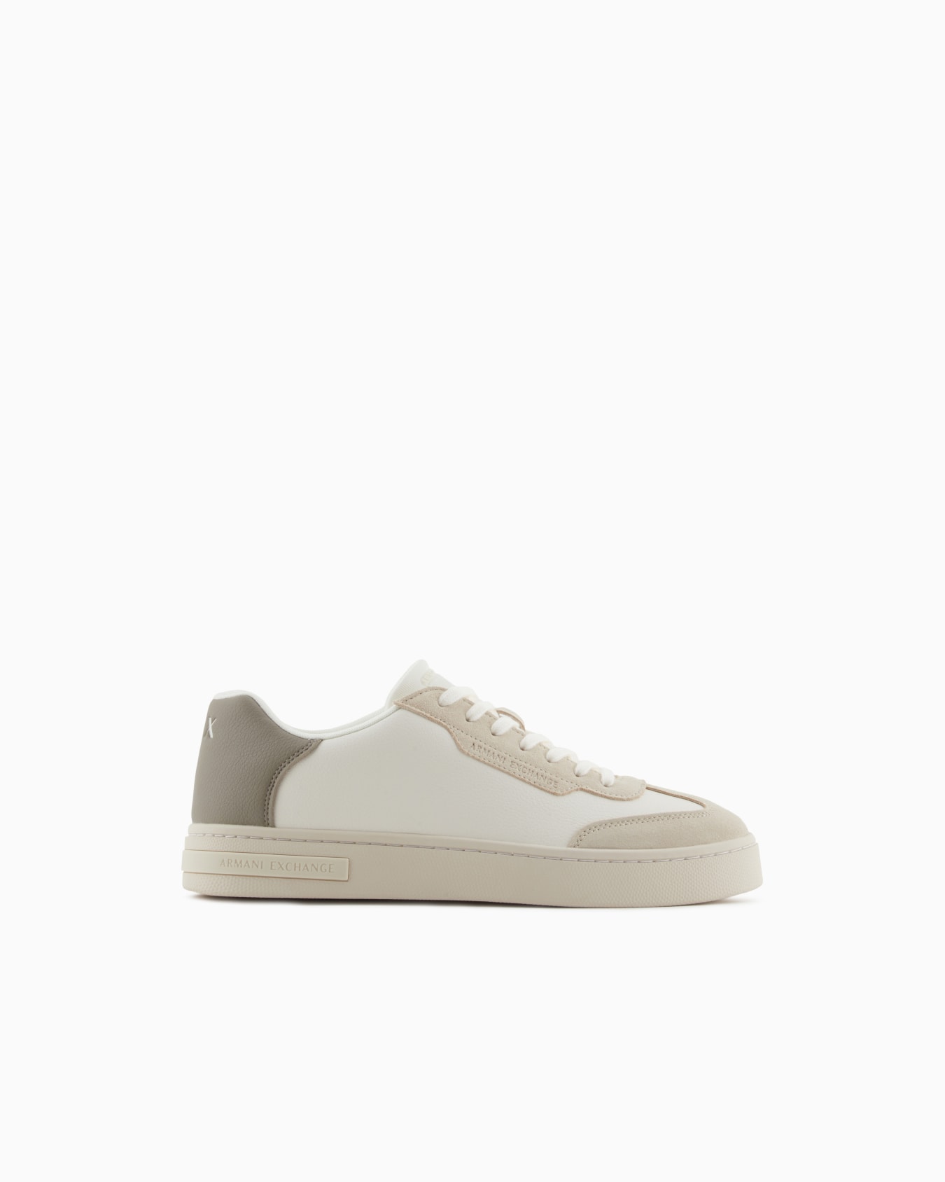 Sneakers with contrasting inserts Slide 0