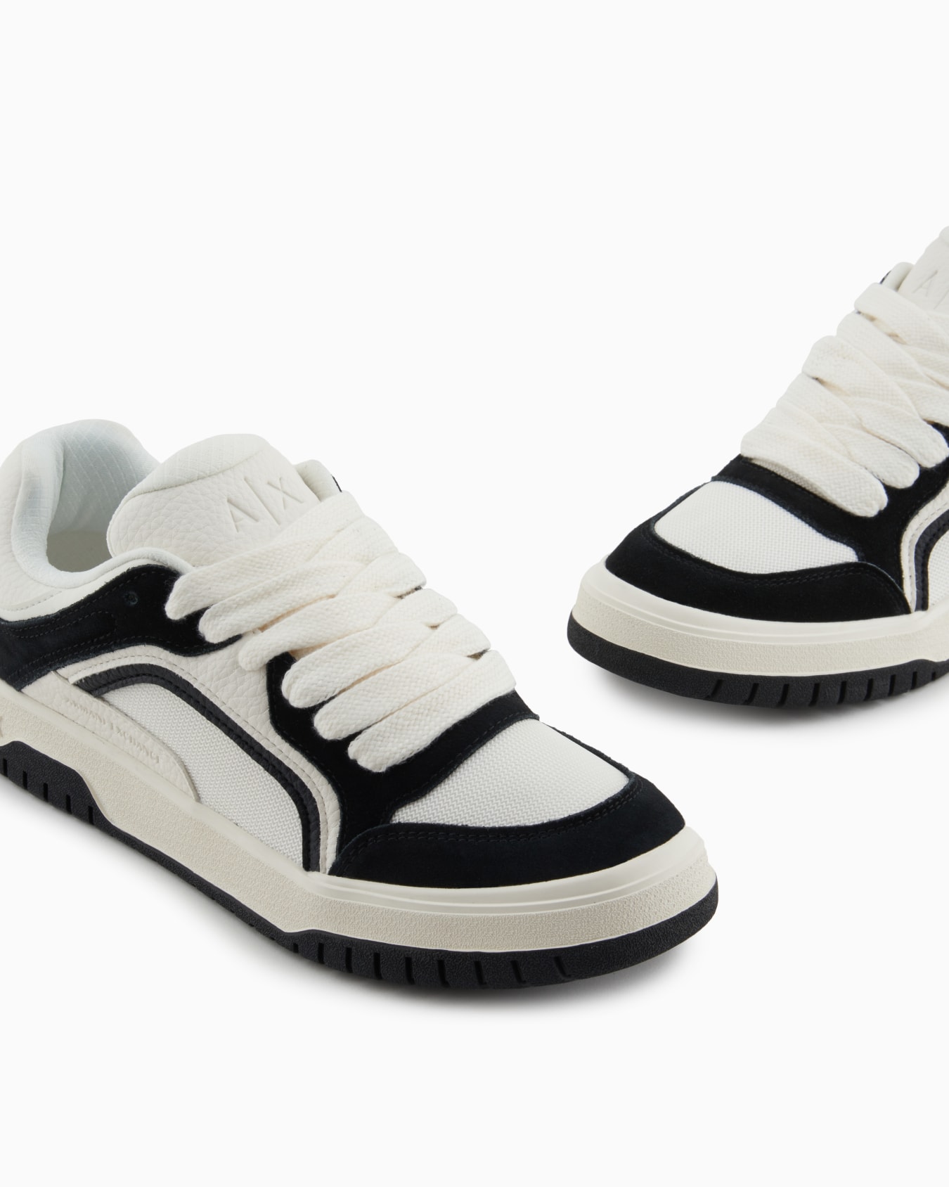 Oversized sneakers with contrasting inserts Slide 4