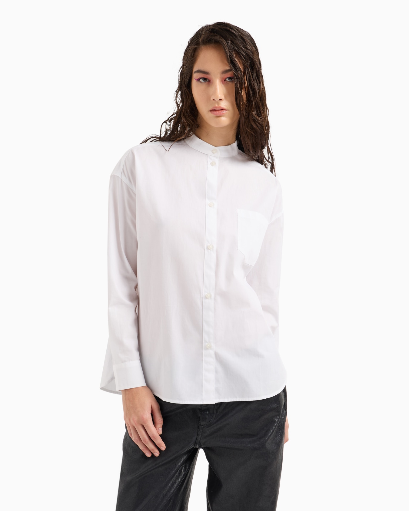 Regular fit poplin shirt with pleats on the back Slide 1