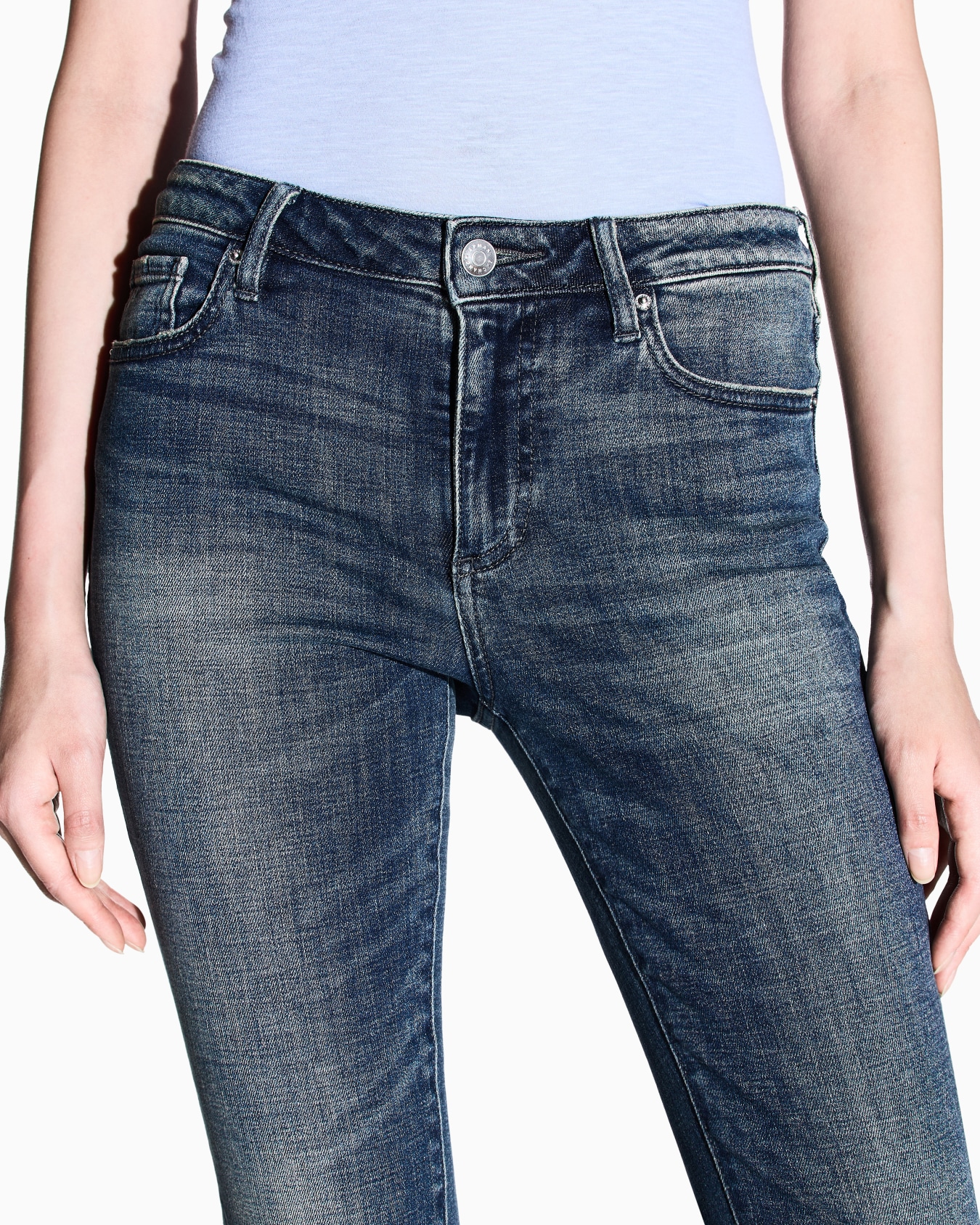 Super skinny used effect jeans Slide 4