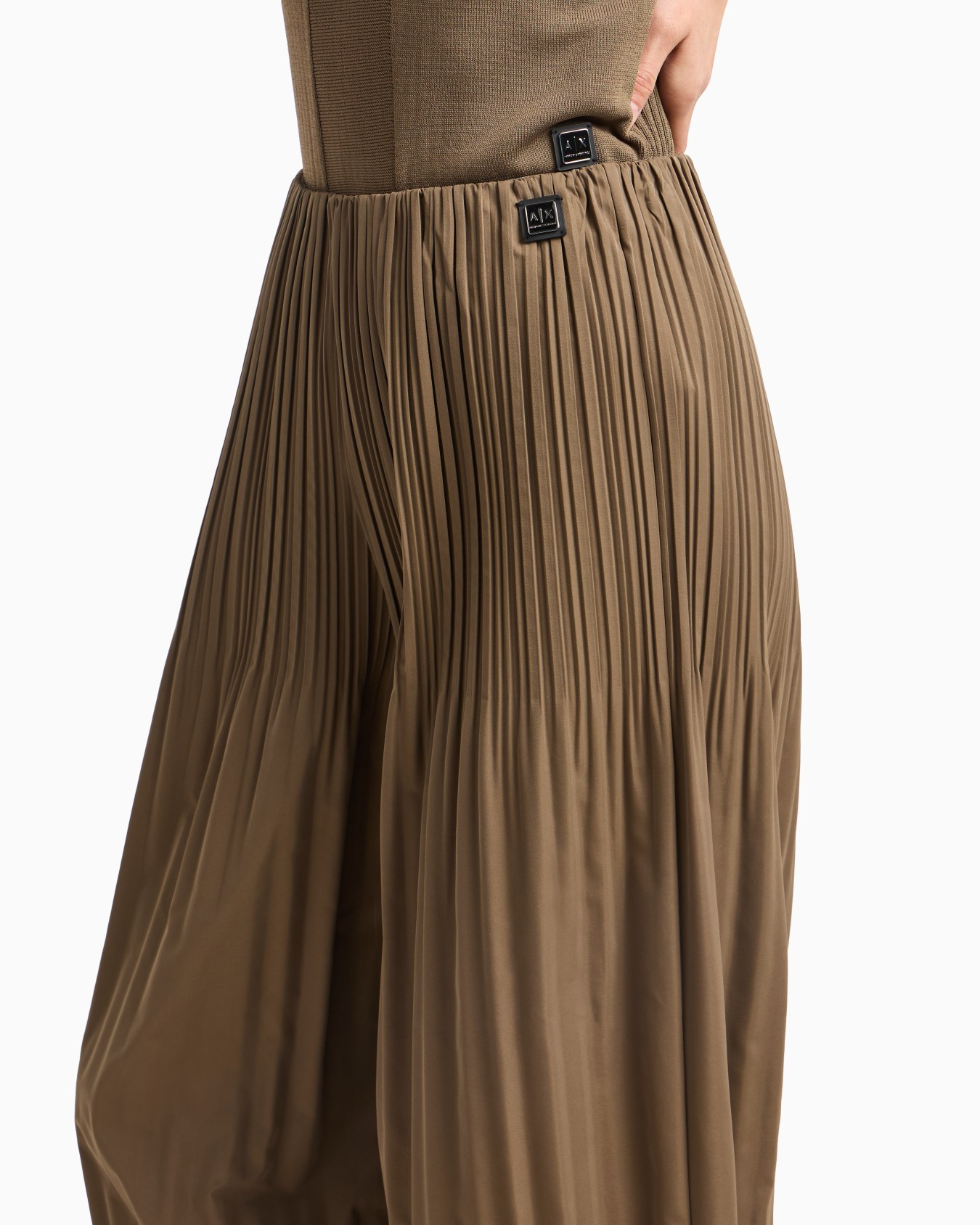 Wide trousers in pleated fabric Slide 3