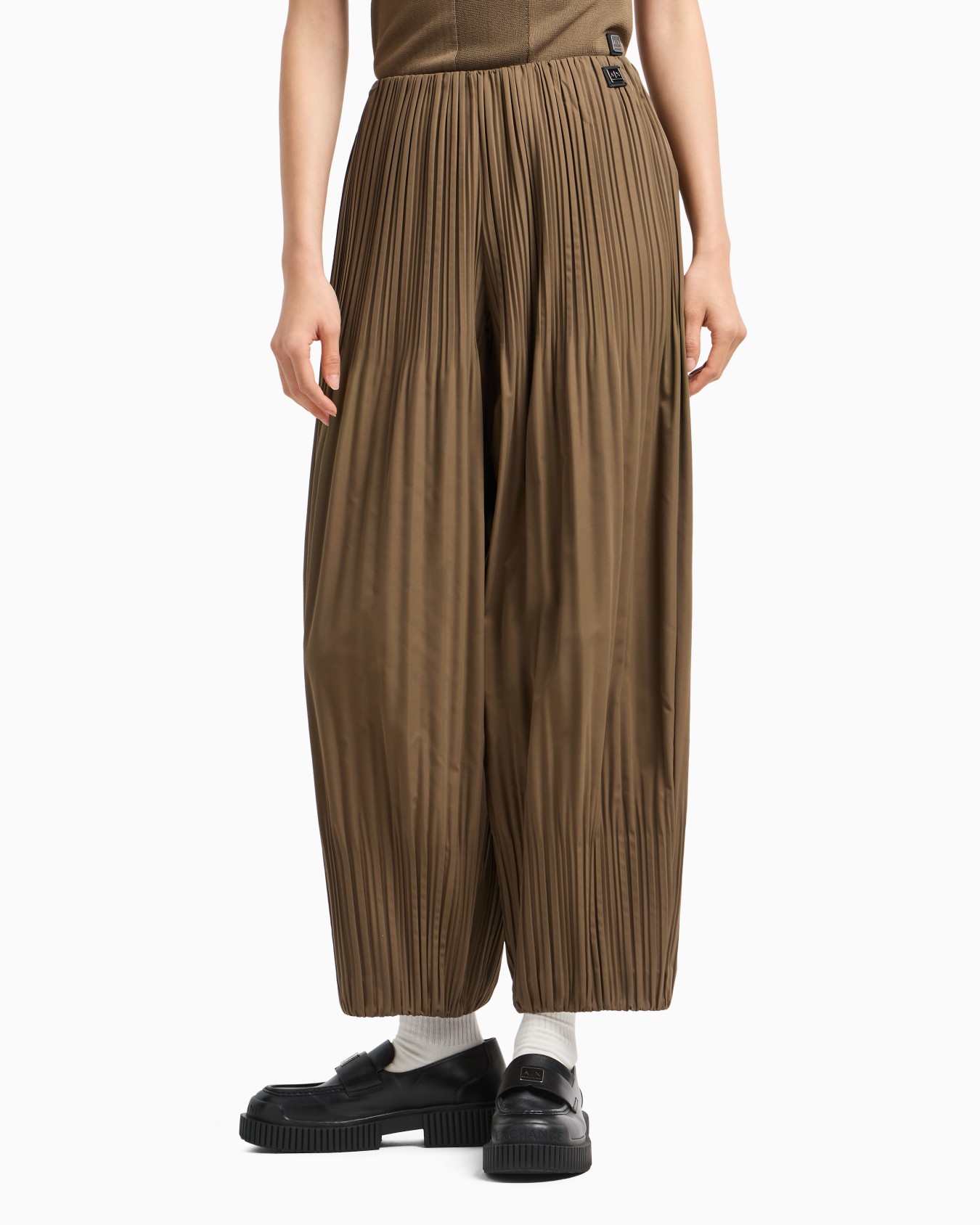 Wide trousers in pleated fabric Slide 2