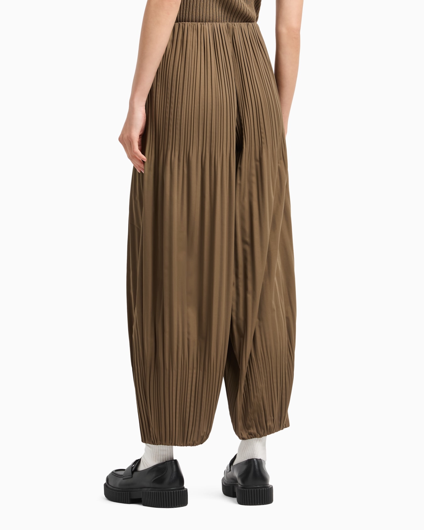 Wide trousers in pleated fabric Slide 1