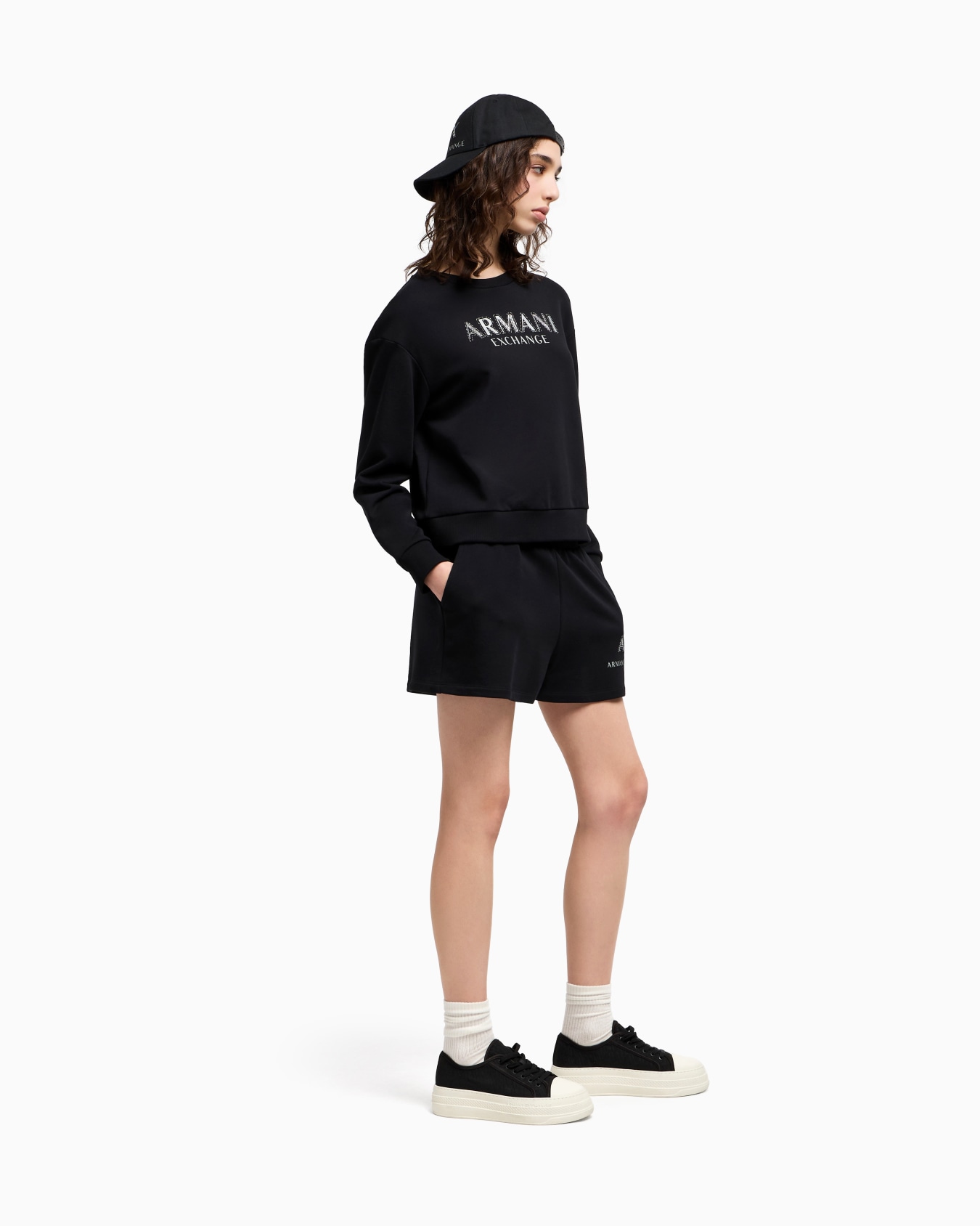 Sudadera de cuello redondo con logotipo metálico Diapositiva 1