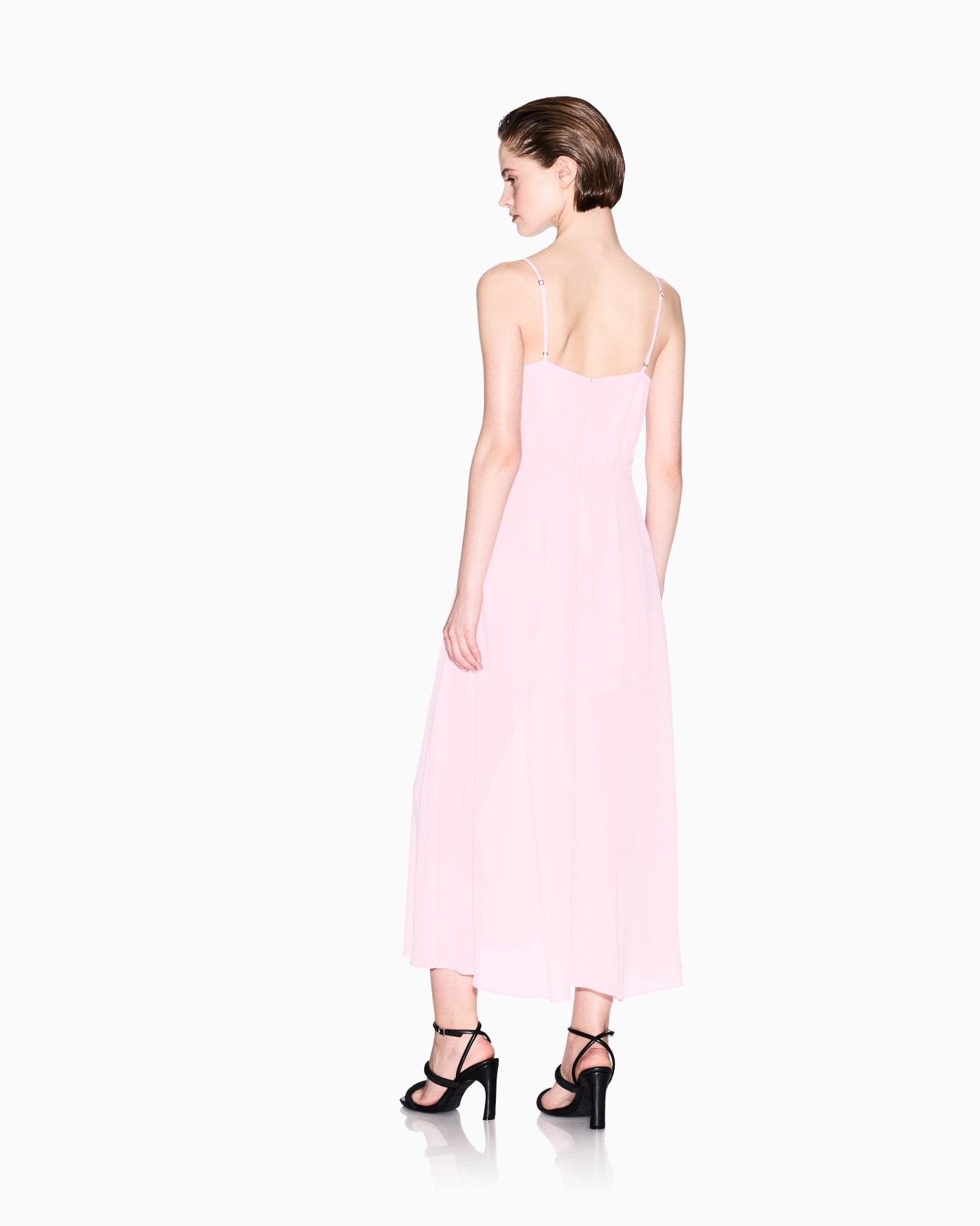 Long dress with slit in crepe Slide 2