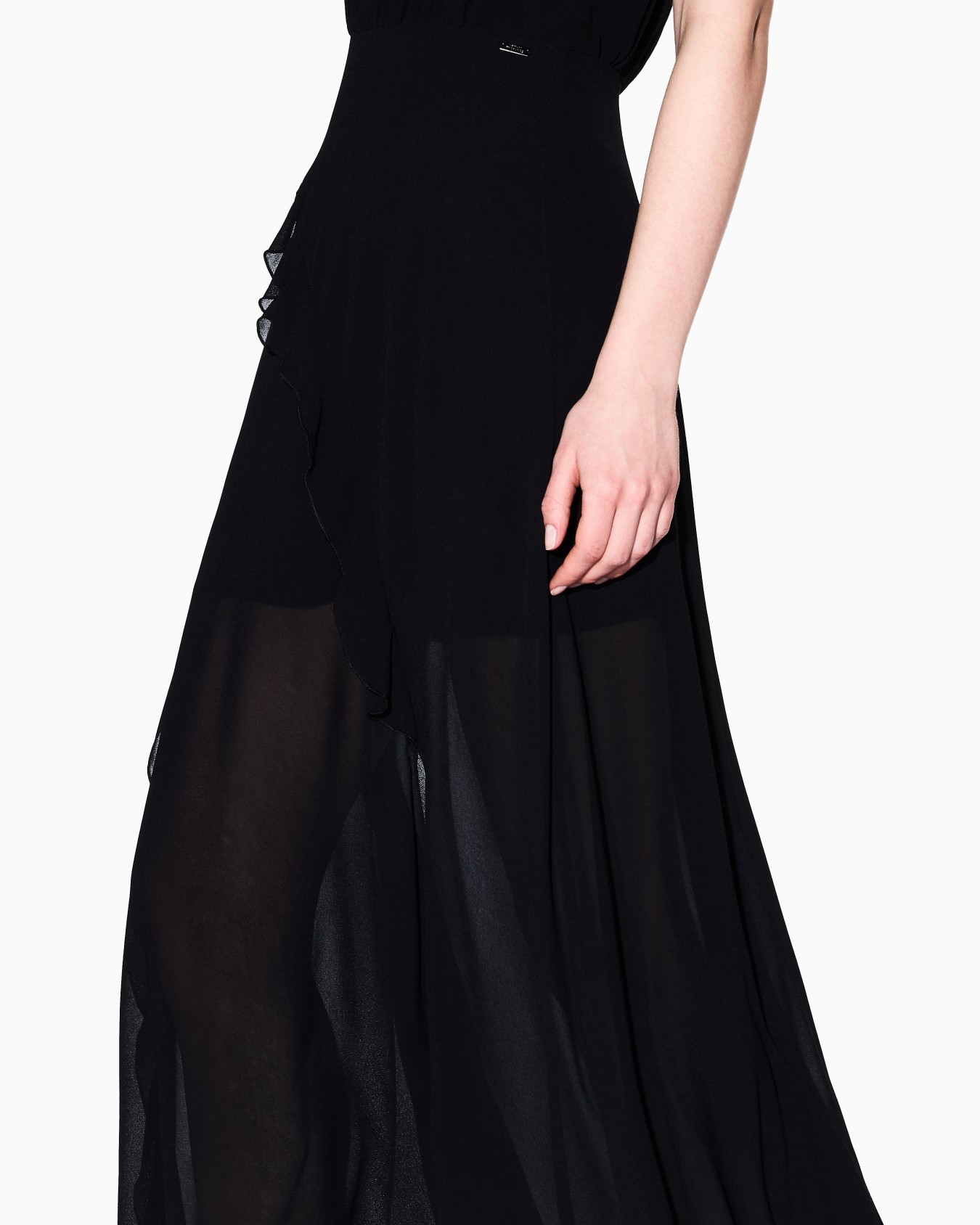 Long dress with slit in crepe Slide 3