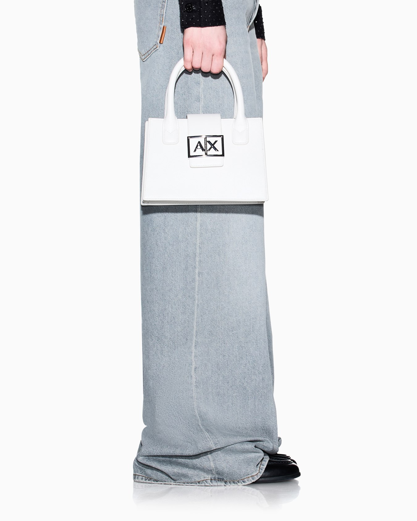 Top handles in technical fabric Slide 6