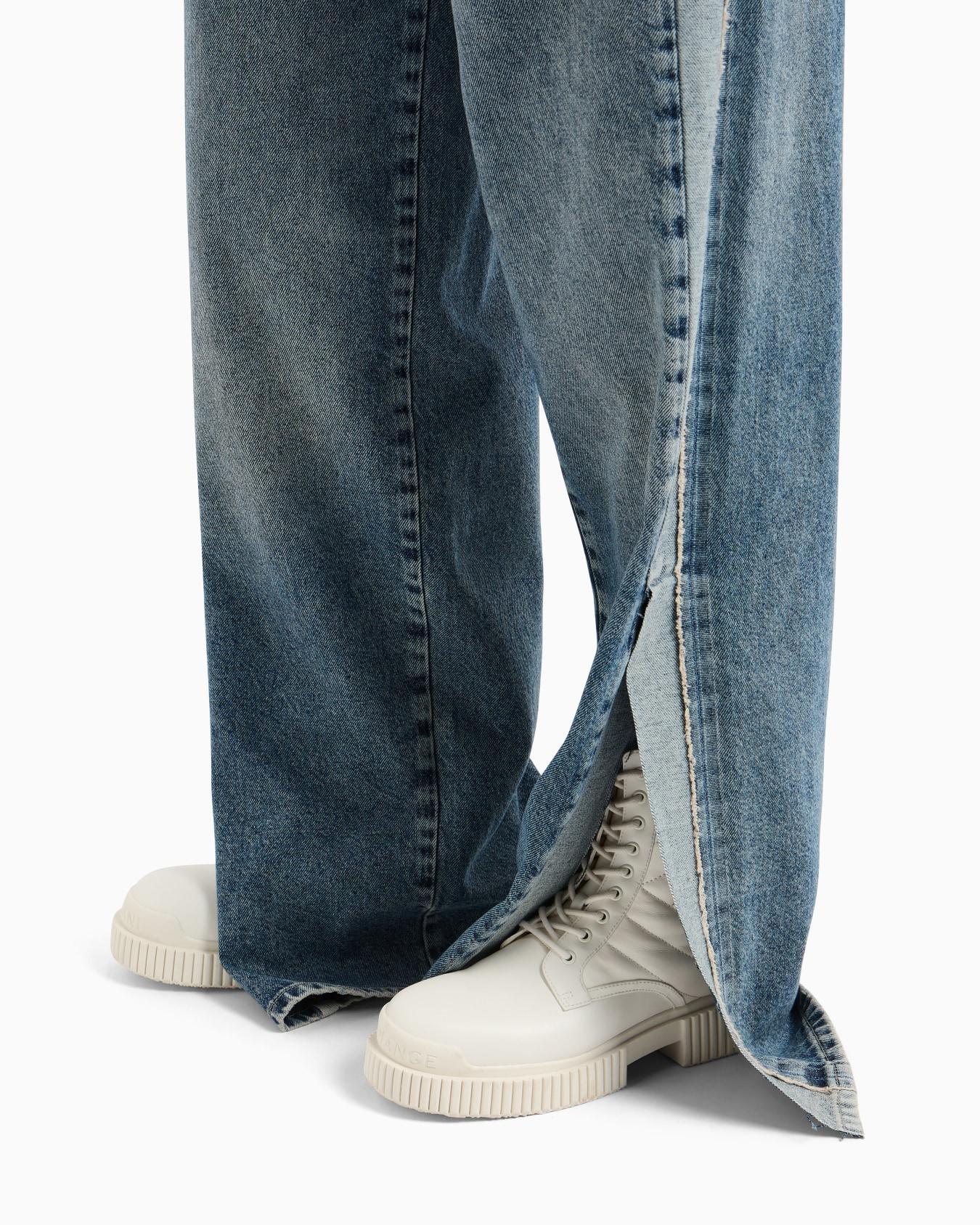 Relaxed fit jeans with slits at the bottom Slide 4