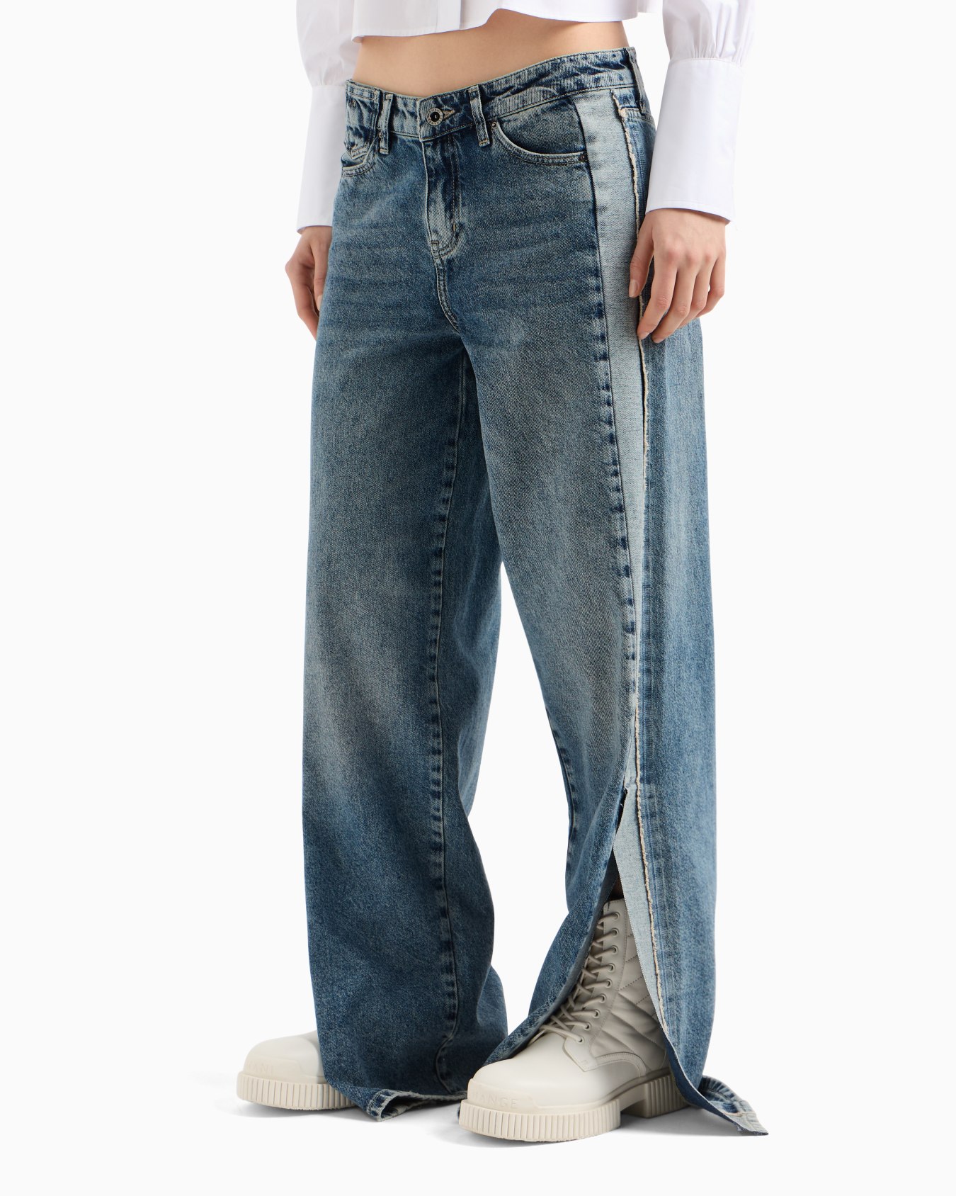 Relaxed fit jeans with slits at the bottom Slide 3