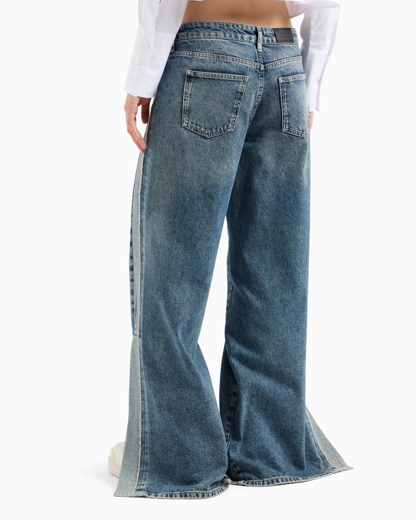 Relaxed fit jeans with slits at the bottom Slide 2